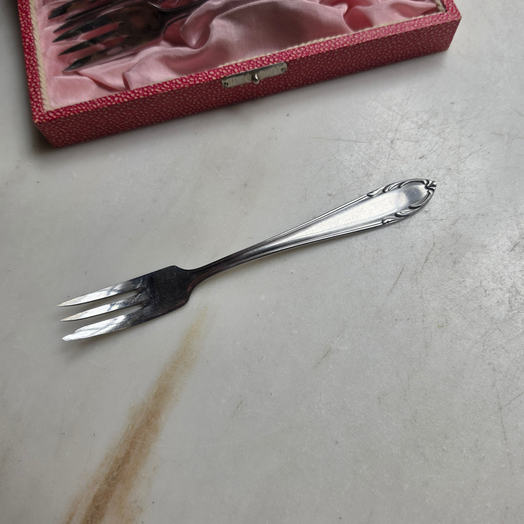 Vintage Kuchengabeln Set (6-teilig) in rosa Schatulle – Klassisches Dessertbesteck aus Edelstahl