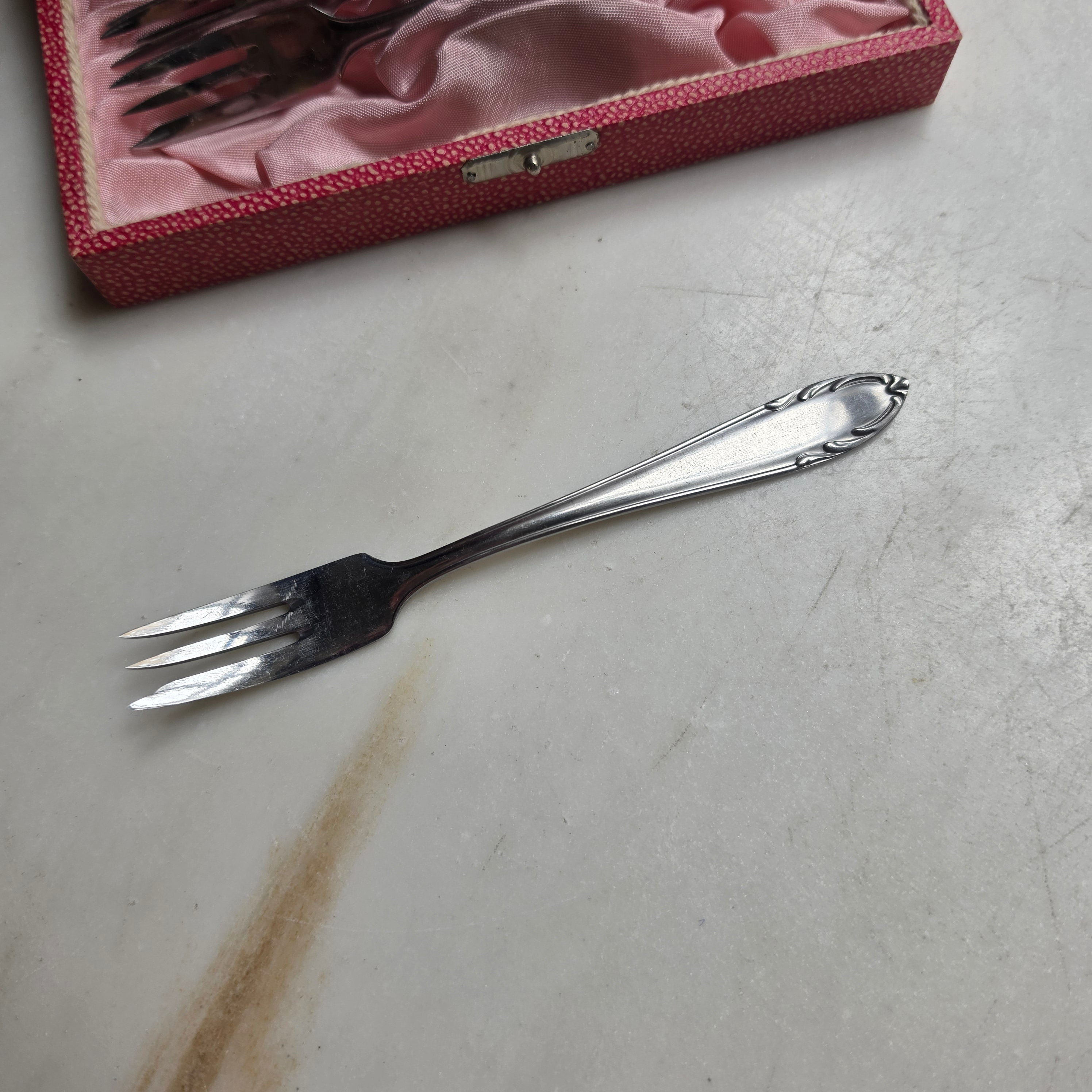 Vintage Kuchengabeln Set (6-teilig) in rosa Schatulle – Klassisches Dessertbesteck aus Edelstahl