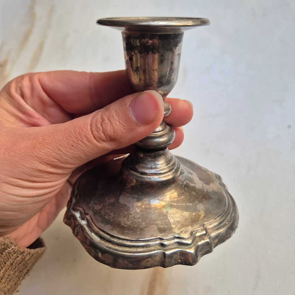 Antiker versilberter Kerzenhalter im Rokoko-Stil
