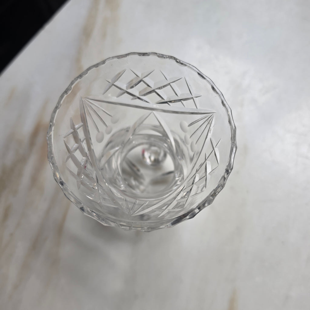 Edle Vintage Kristallvase mit Schliffmuster & Füßchen – Elegante Tischdekoration
