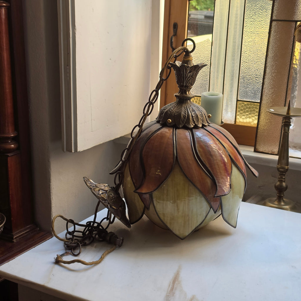 Vintage Tiffany-Stil Hängelampe Lotusblüte / Art Déco Pendelleuchte aus Buntglas & Messing
