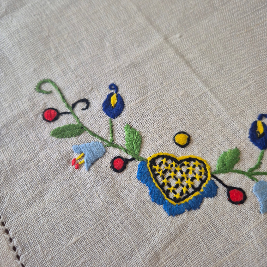 Vintage DDR kleines Zierdeckchen Handbestickt  27x29cm