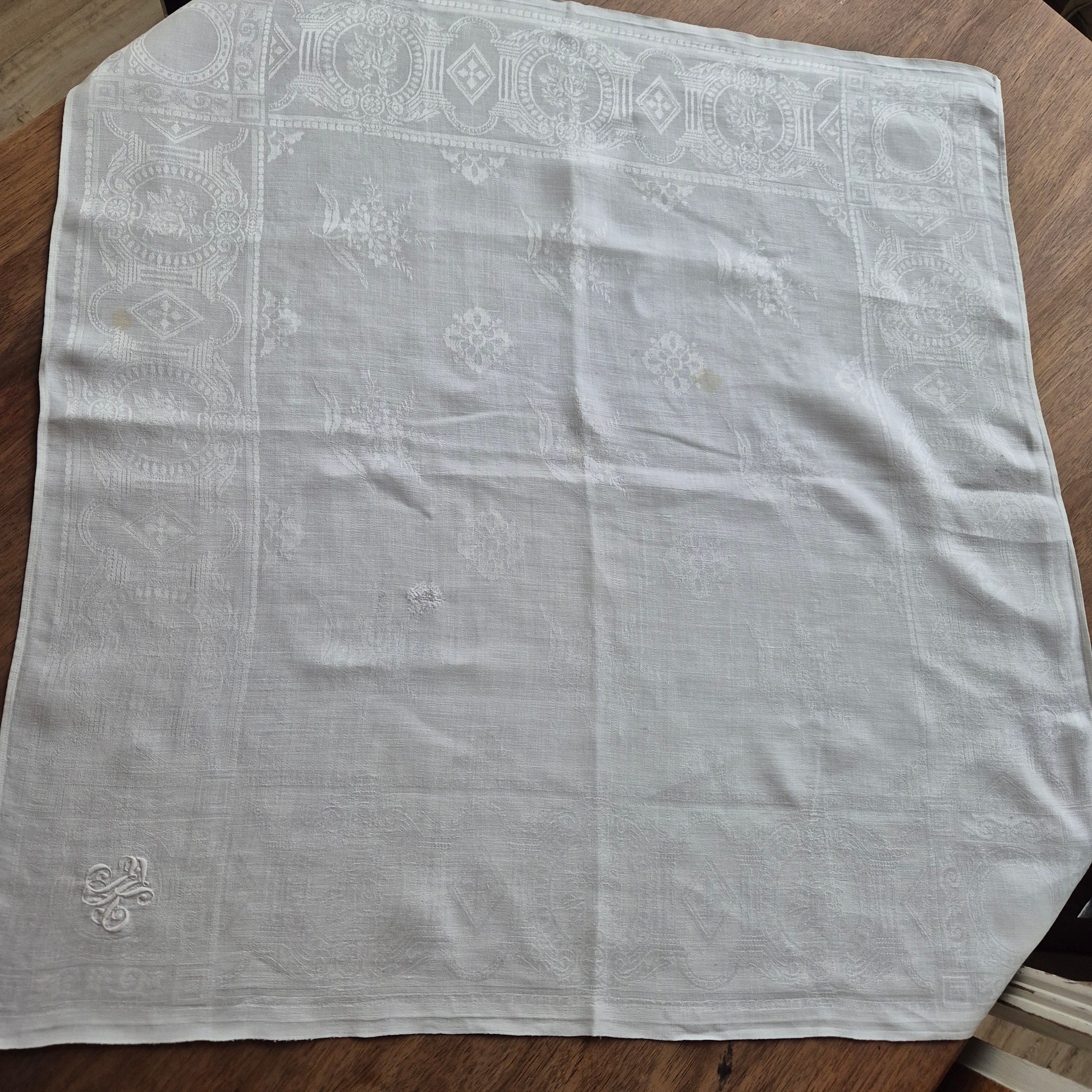 Antike Serviette / Mitteldecke Damast quadratisch weiß Baumwolle 70x72cm (Flecken) Monogramm I.K. oder J.K. ♡
