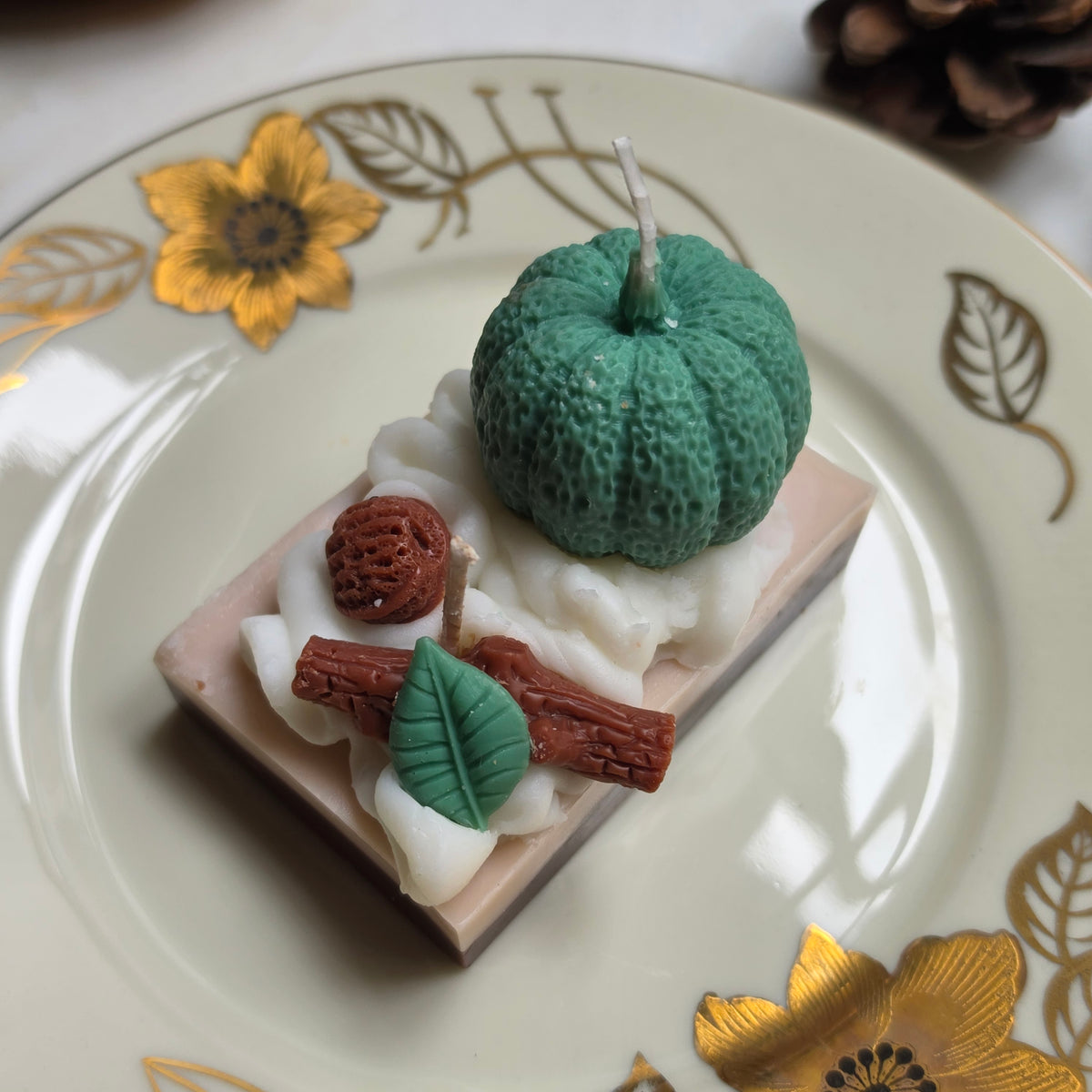 Handgemachte Sojawachs-Kerze „Pumpkin Pie Slice“ - Herbstliche Dessert-Kerze