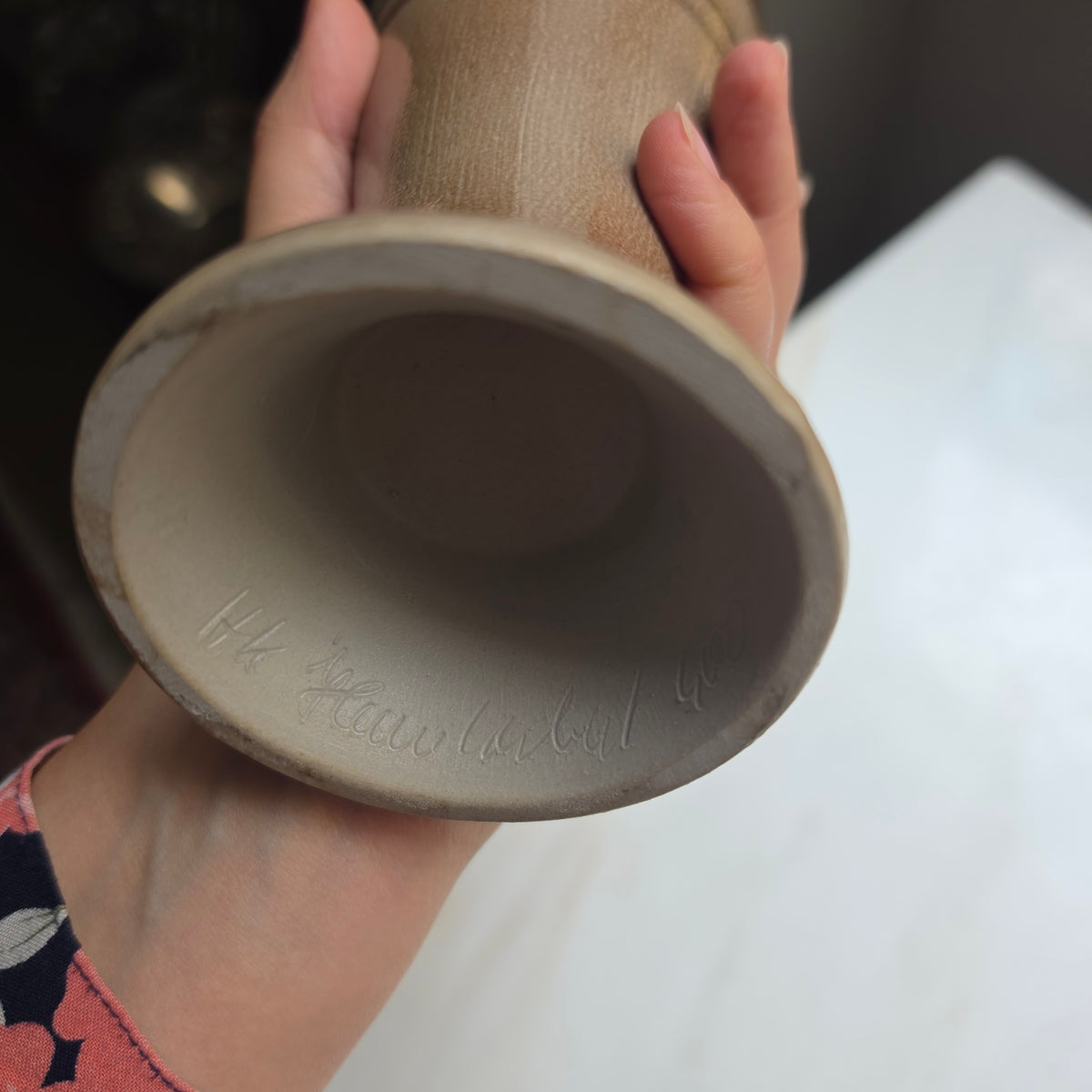 Handgemachte Vintage-Keramikvase mit blauer Ritzdekor-Malerei - Bier