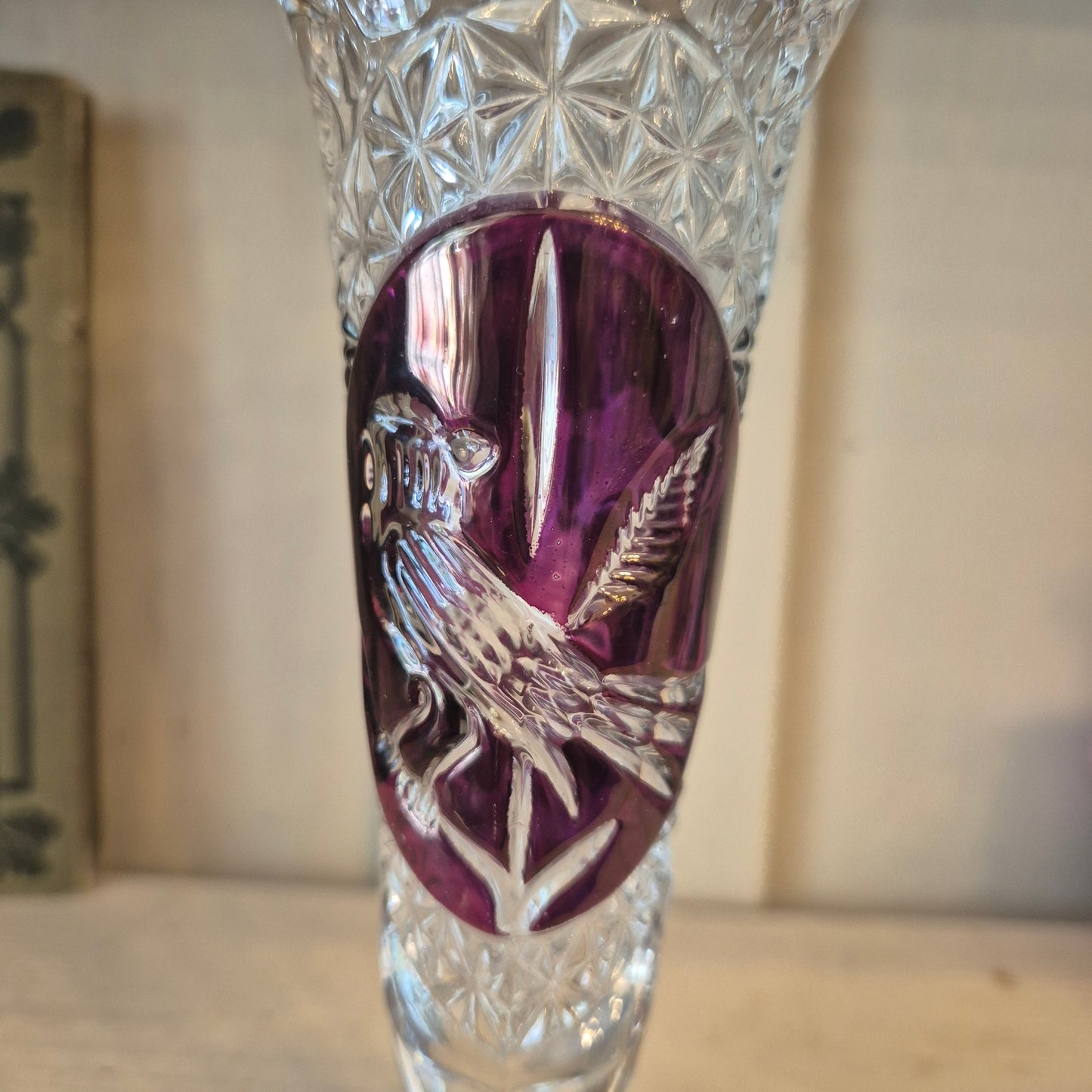 Vintage Bleikristall Hofbauer kleine Vase mit Vogelmotiv Weinrot