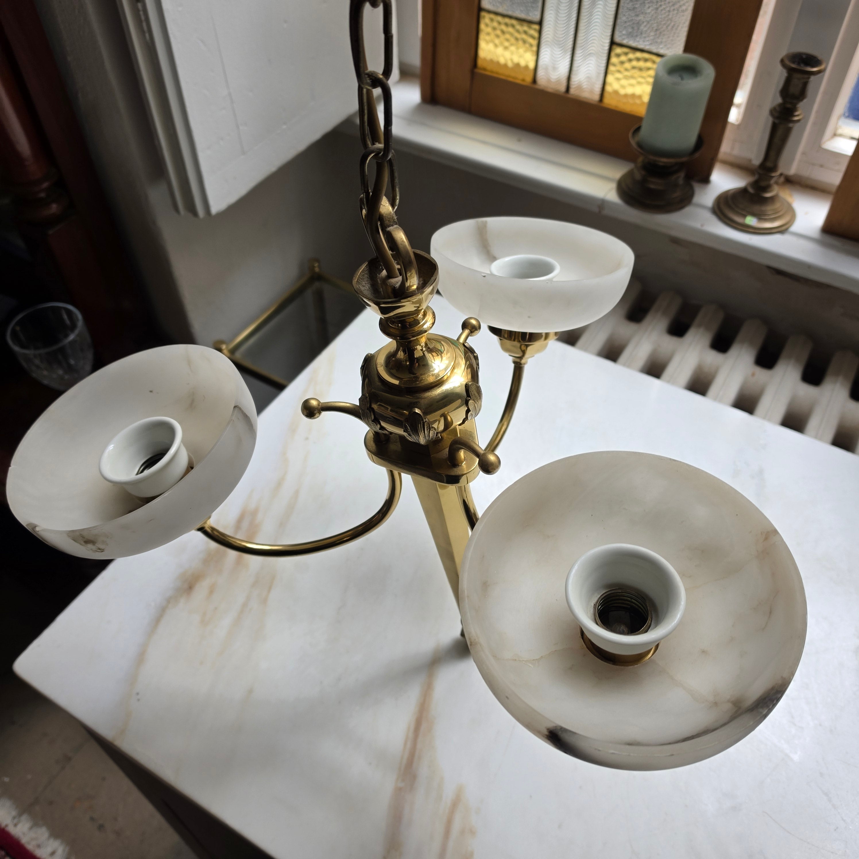 Art Jugendstil Deckenlampe - 3-armig mit Marmoroptik Glasschalen und Messing
