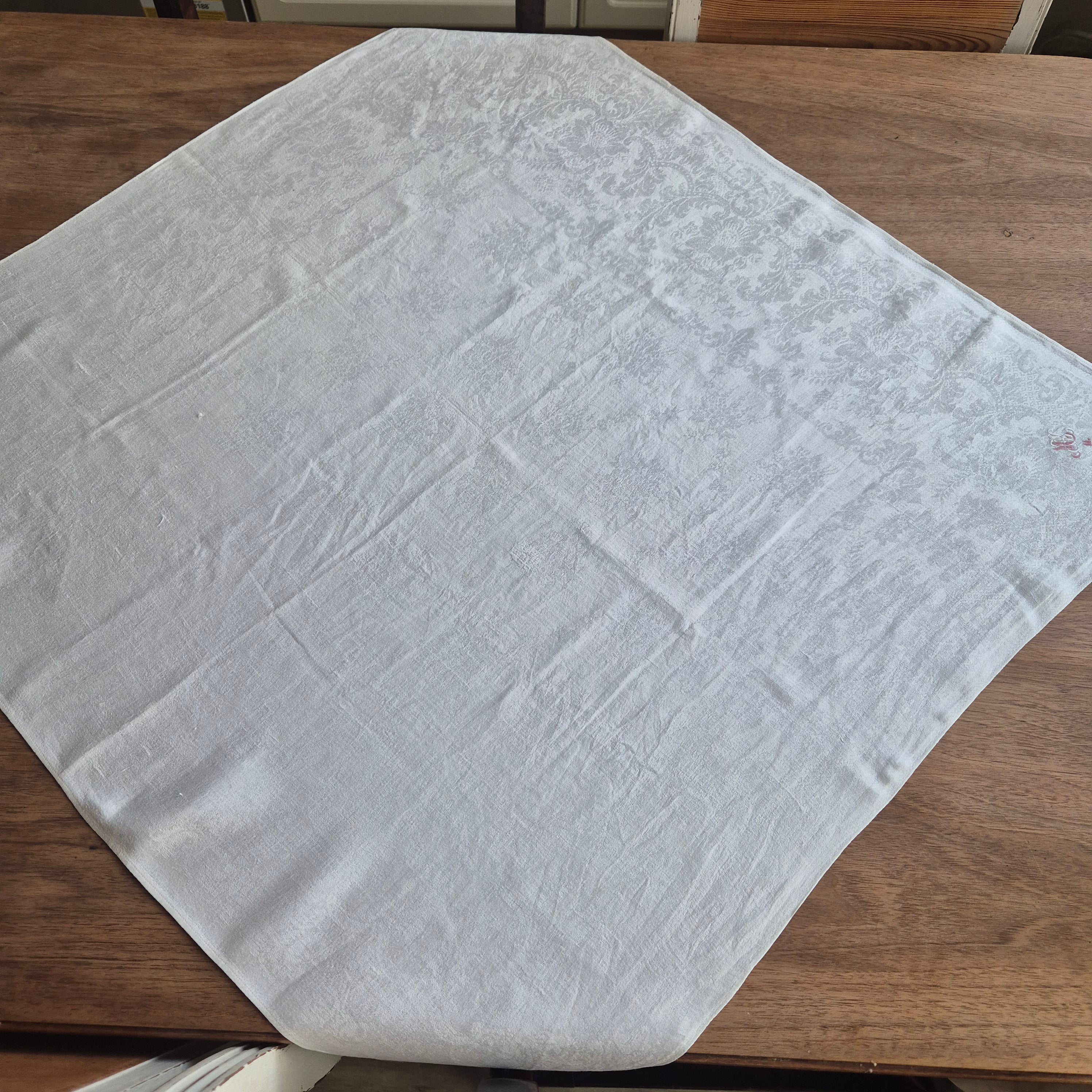 Antike Jugendstil Serviette oder Mitteldecke mit roten Monogramm M.K.