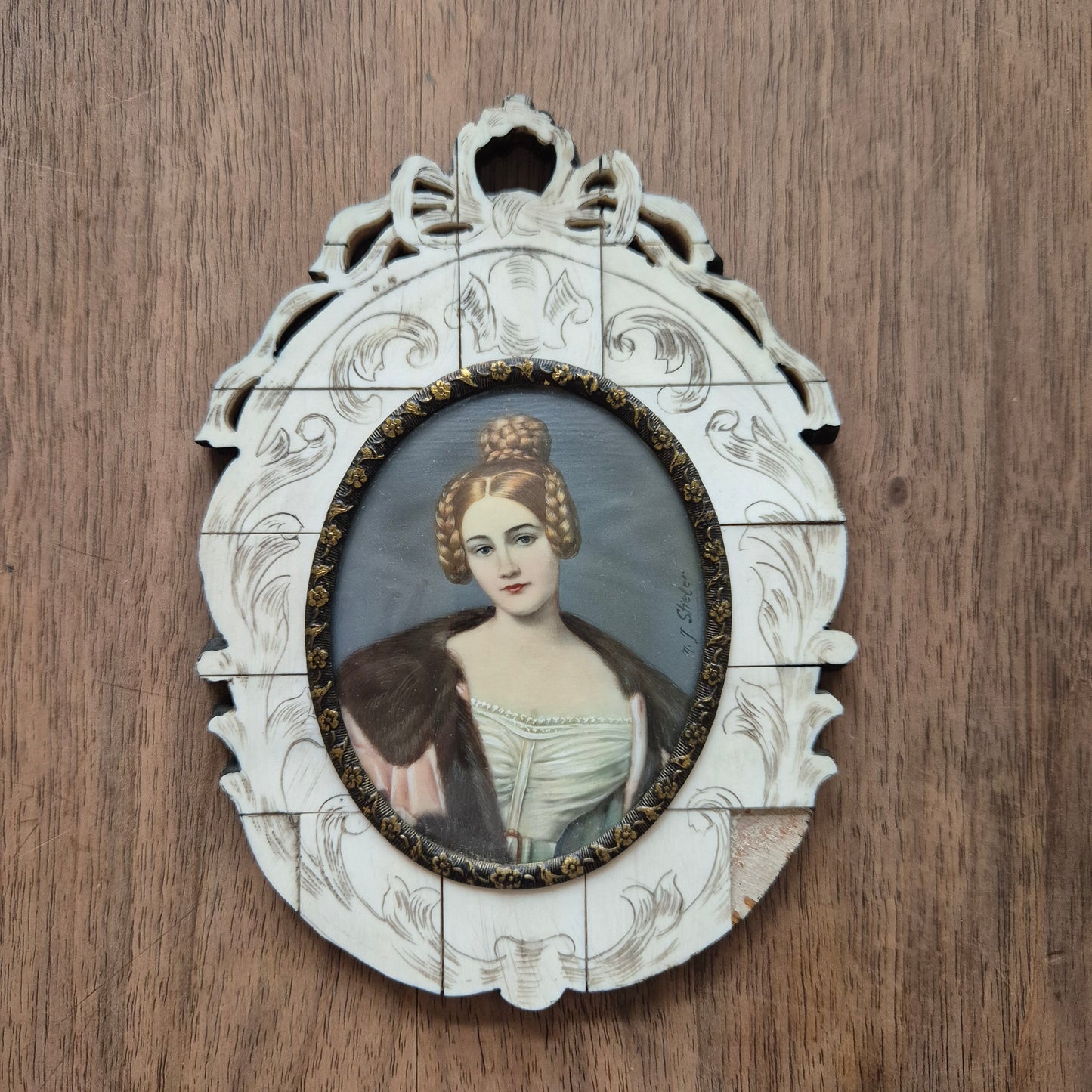 Antike viktorianische Miniaturmalerei / Lupenmalerei Porträt "Caroline von Holnstein" auf Bein / Porzellan Holz