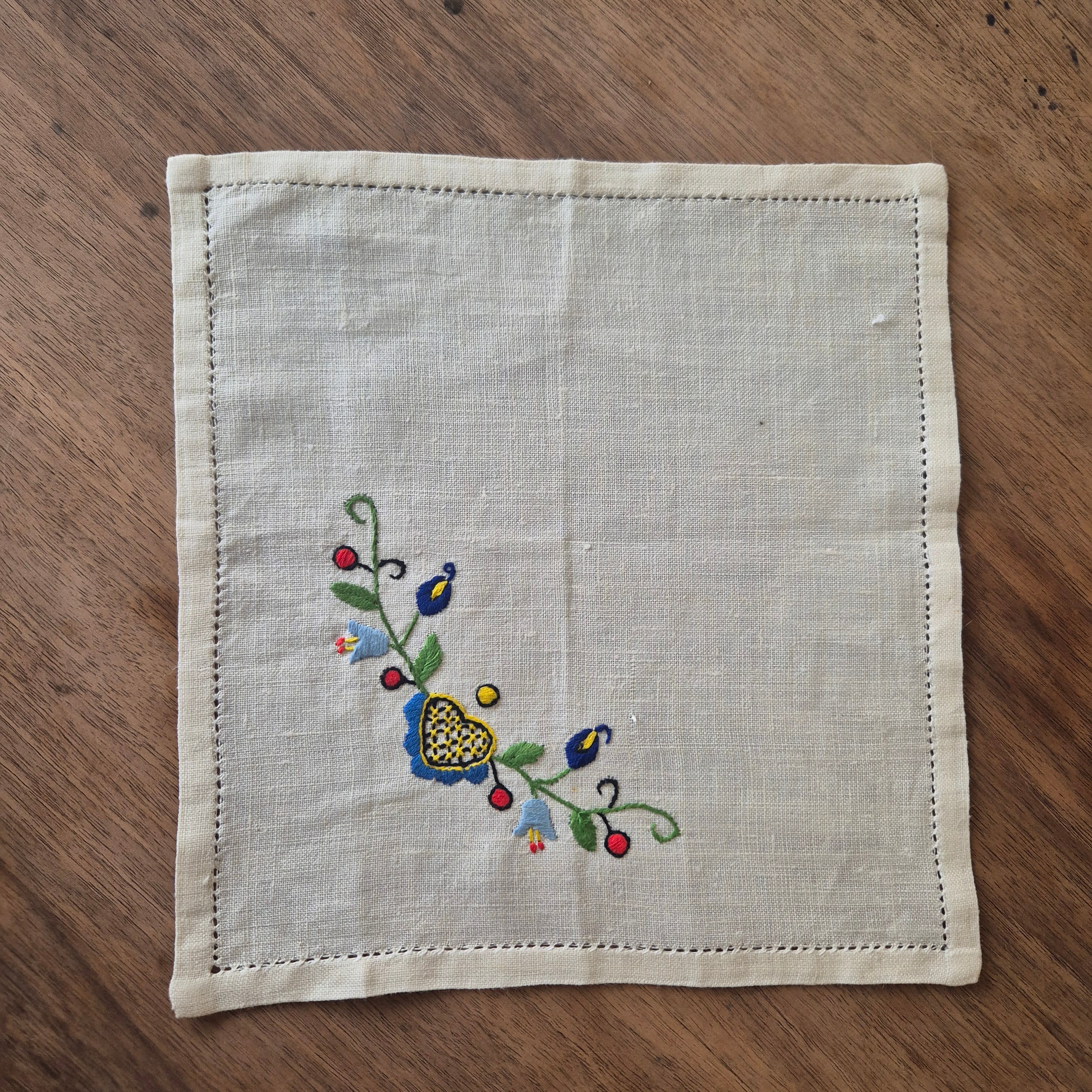 Vintage DDR kleines Zierdeckchen Handbestickt  27x29cm