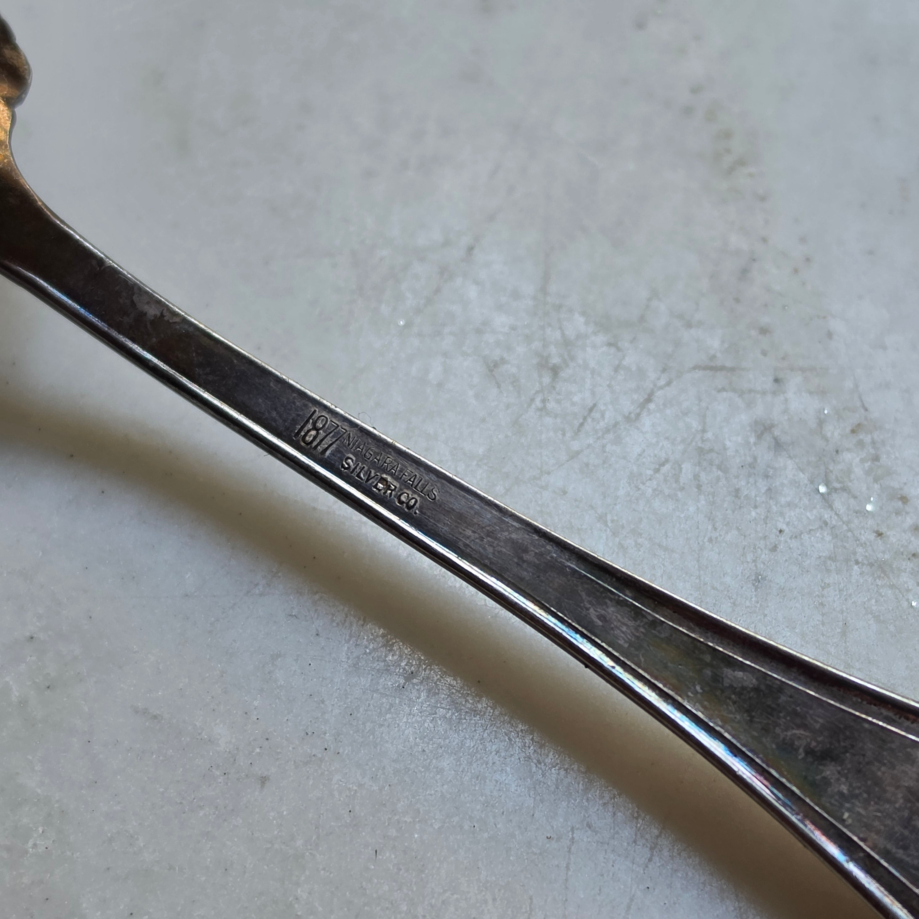 Vintage Silberlöffel mit Spitze & Rokoko-Ornamenten – Niagara Falls Silver Co.