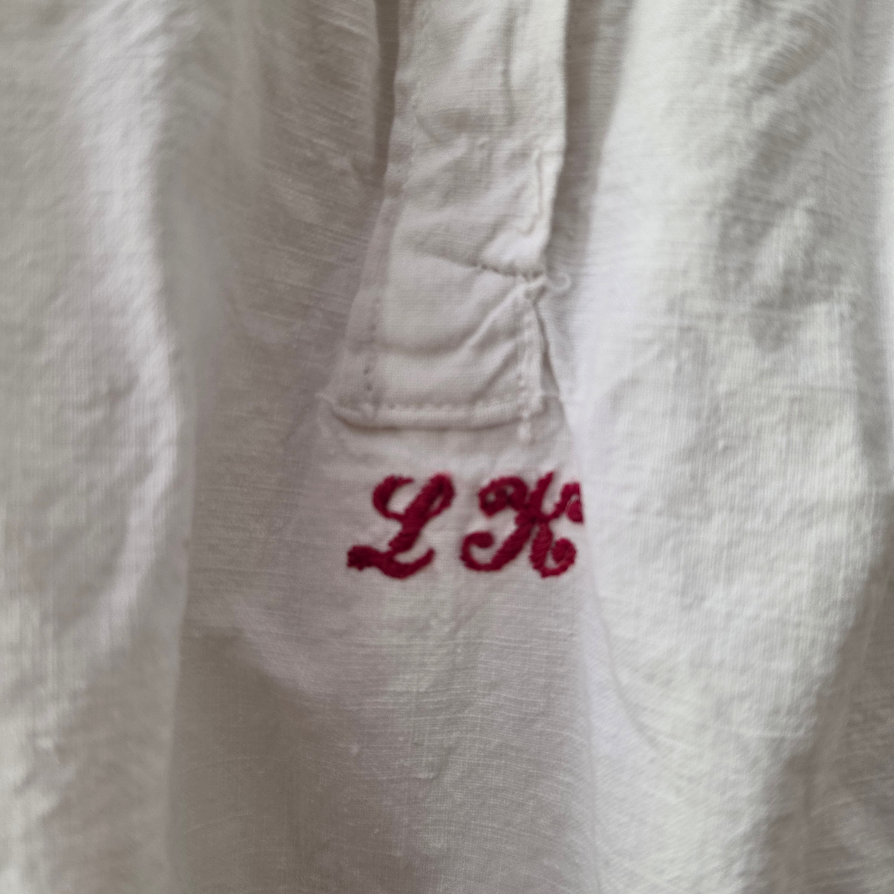 Antikes Nachthemd aus festem Leinen – Handgesticktes Jugendstil-Monogramm L.K.