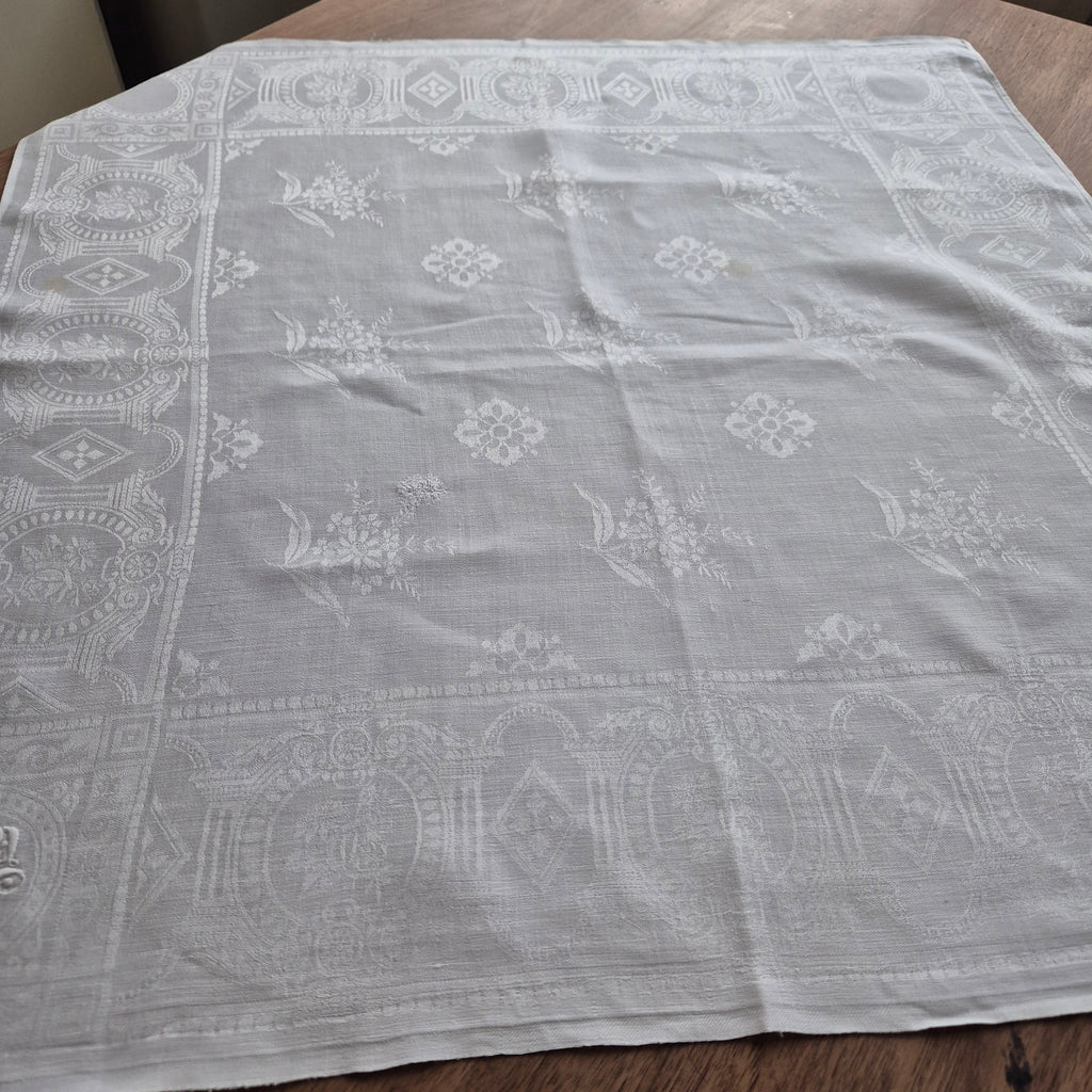 Antike Serviette / Mitteldecke Damast quadratisch weiß Baumwolle 70x72cm (Flecken) Monogramm I.K. oder J.K. ♡