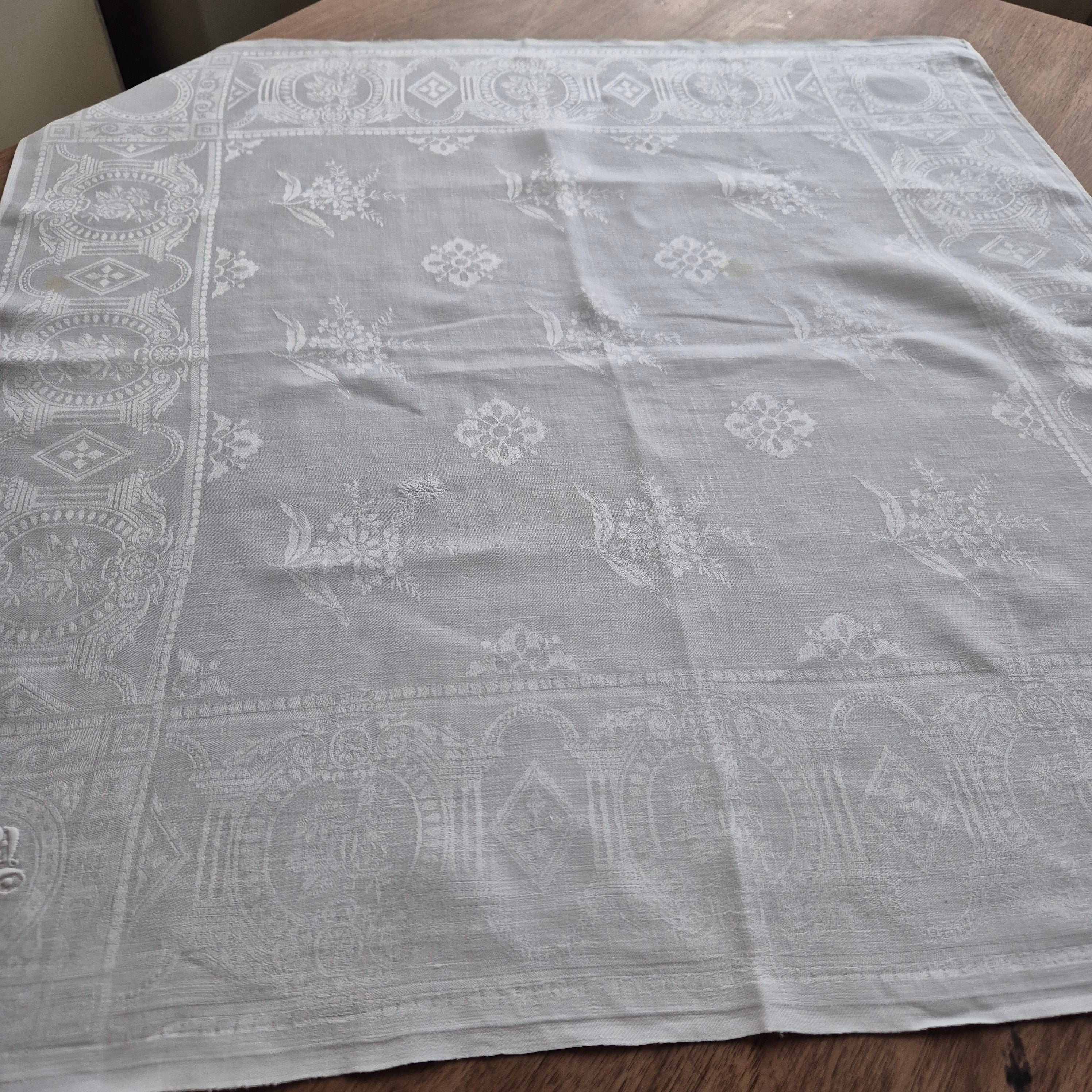 Antike Serviette / Mitteldecke Damast quadratisch weiß Baumwolle 70x72cm (Flecken) Monogramm I.K. oder J.K. ♡