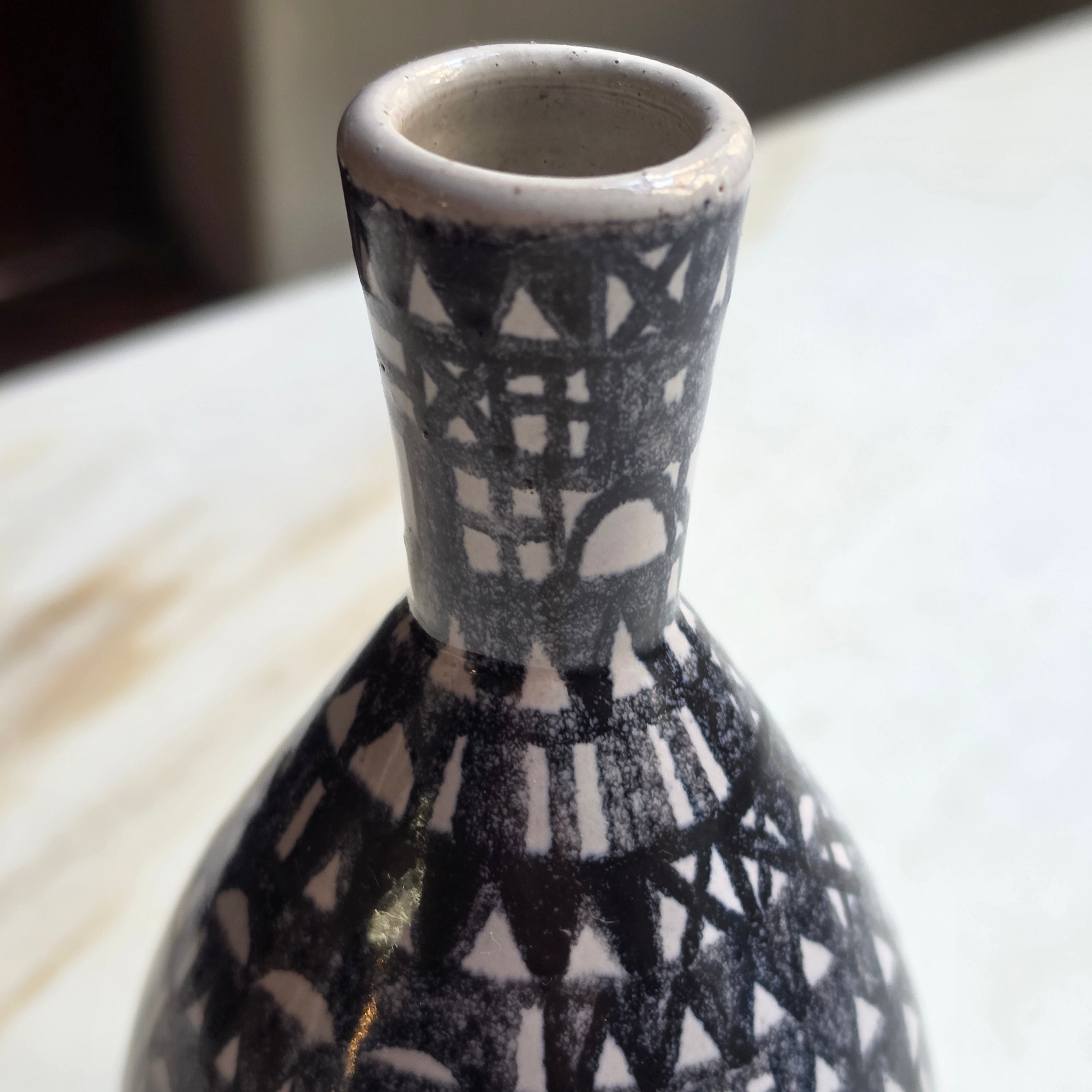 Artisan Keramik-Vase, handbemalt im folkloristischen Mid-Century-Stil