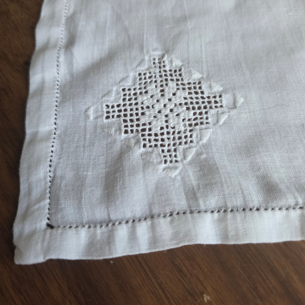 2x Vintage-Servietten Set mit feiner Hardanger-Stickerei & Hohlsaum 40x40cm