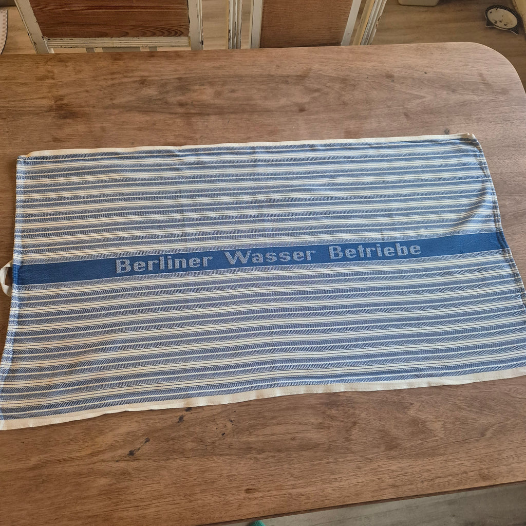 Vintage gestreiftes Halbleinen-Geschirrtuch mit dem Schriftzug „Berliner Wasser Betriebe 48x89cm
