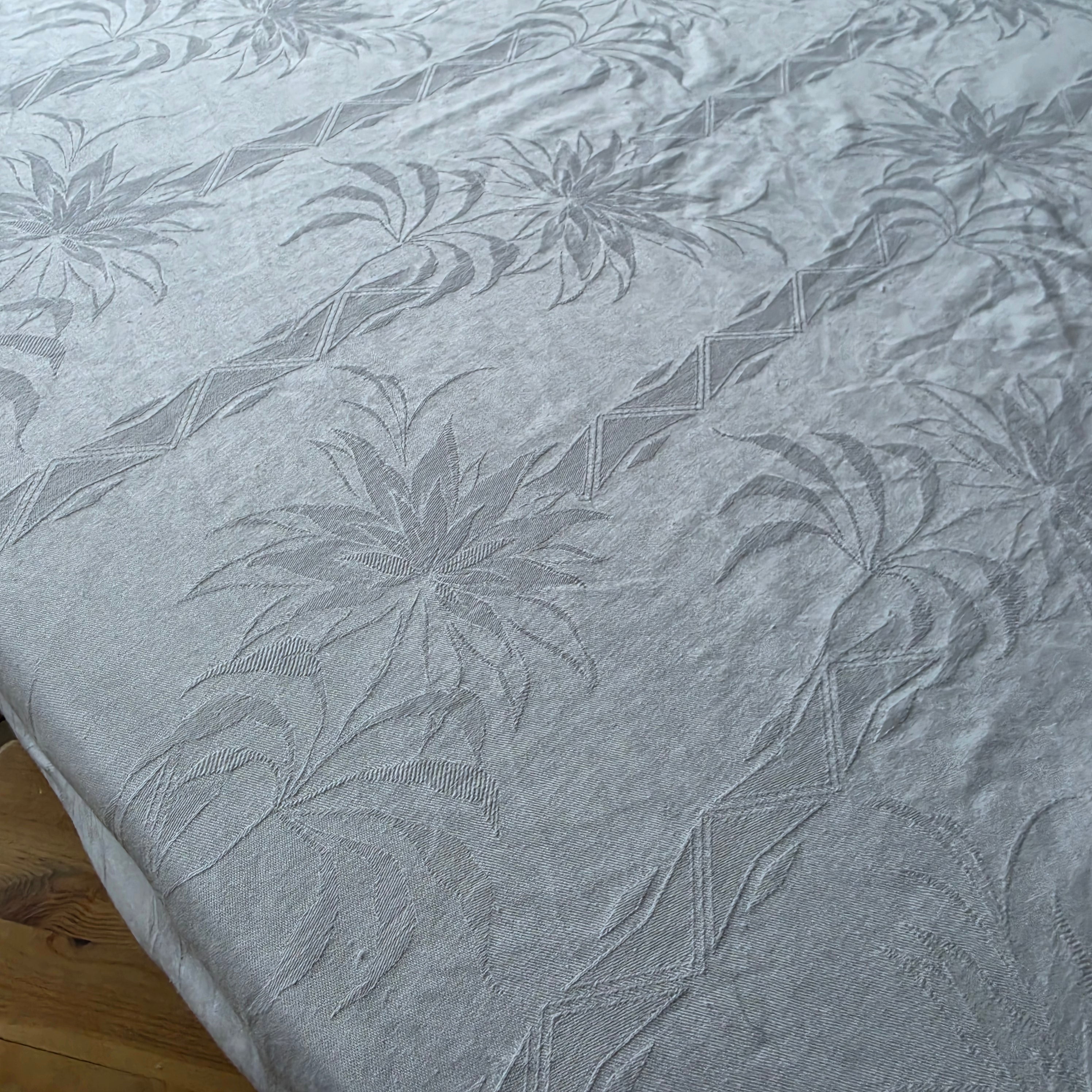 Vintage Jacquard-Damast Tischdecke „Palma“ – Reinweiß mit eingewebtem Palmen-Dekor - 125x155cm