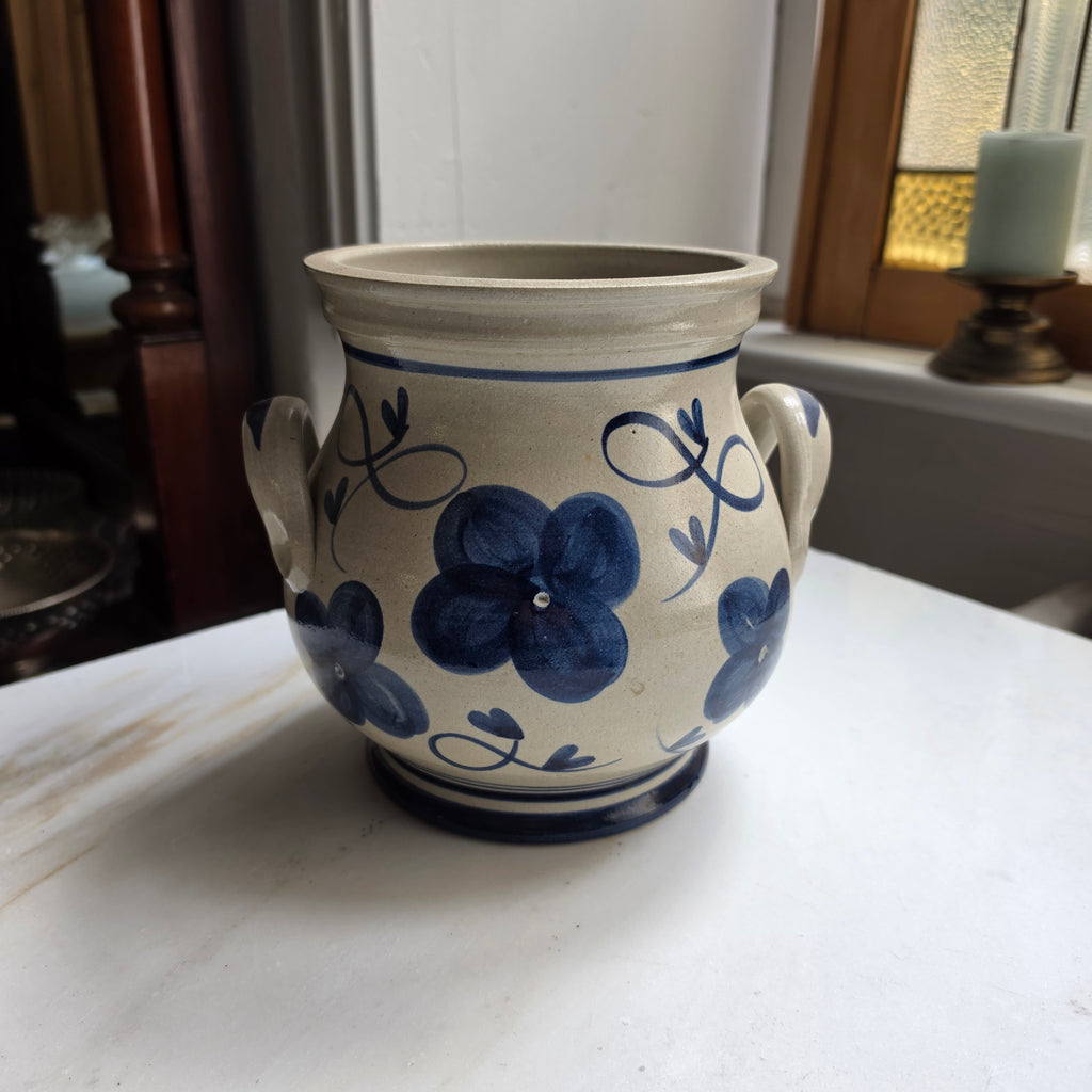 Antiker Westerwälder Schmalztopf / Steinguttopf mit Henkeln – Handgemaltes Kobaltblaues Blumenmuster – Vintage Küchendekoration Übertopf Blumentopf