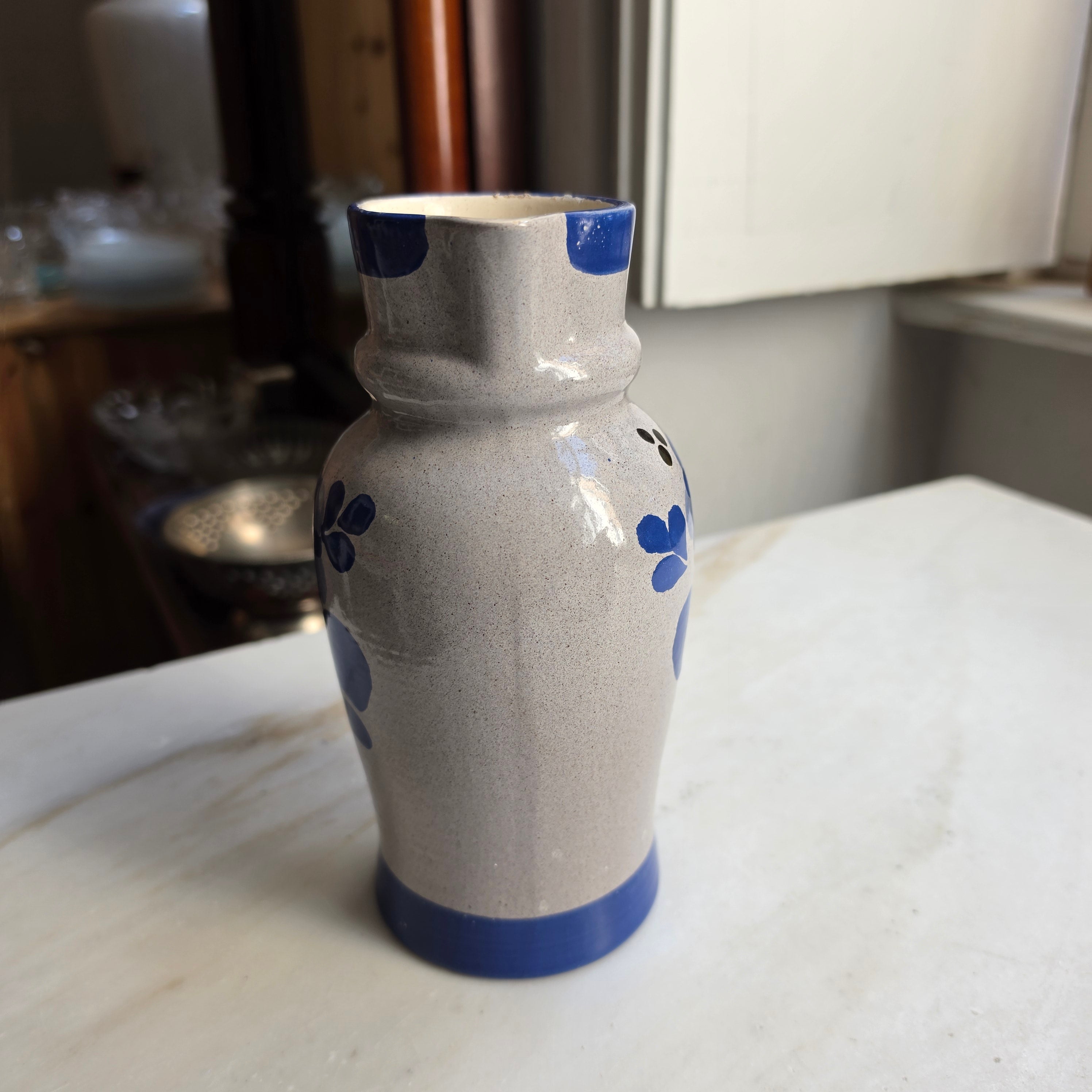 Vintage Steingut-Krug mit blauem Blumenmuster – Klassischer Salzglasur-Stil