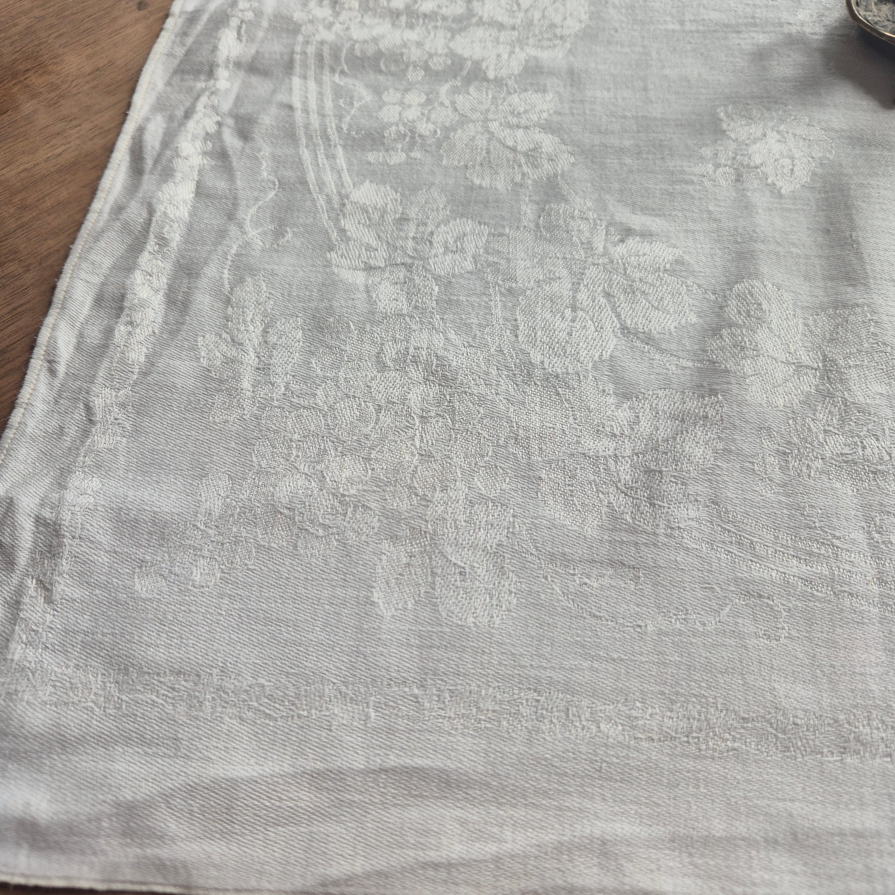 Antike Serviette /Mitteldecke Damast quadratisch cremeweiß Baumwolle 56x58cm Traubenmotiv 🤍