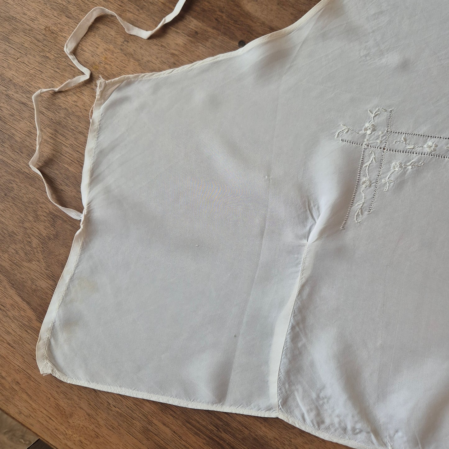 Unvollendete Näharbeit aus den 70er Jahren Weste Taille Kleid weiß Stoffrest