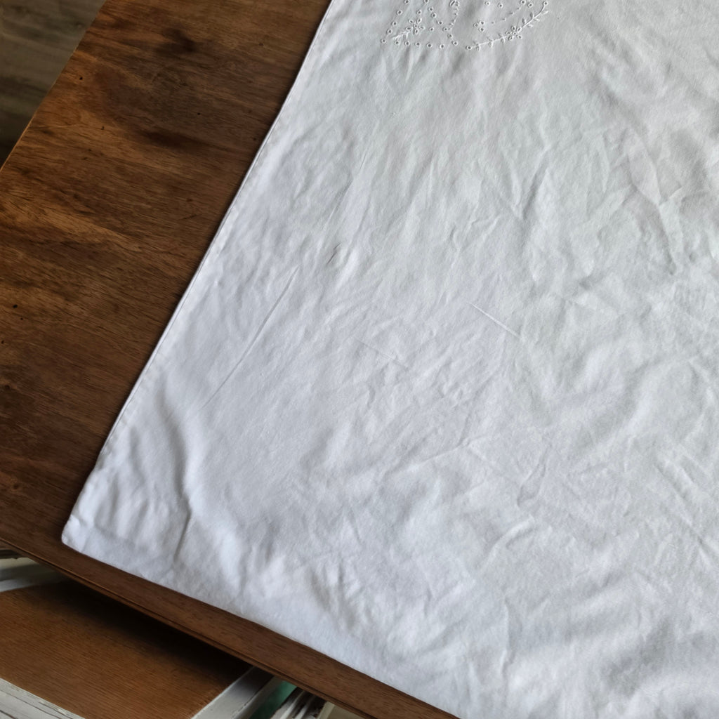 Antiker Paradekissen-Bezug mit Lochstickerei – Um 1900 - 70x80cm Baumwolle (unperfekt)