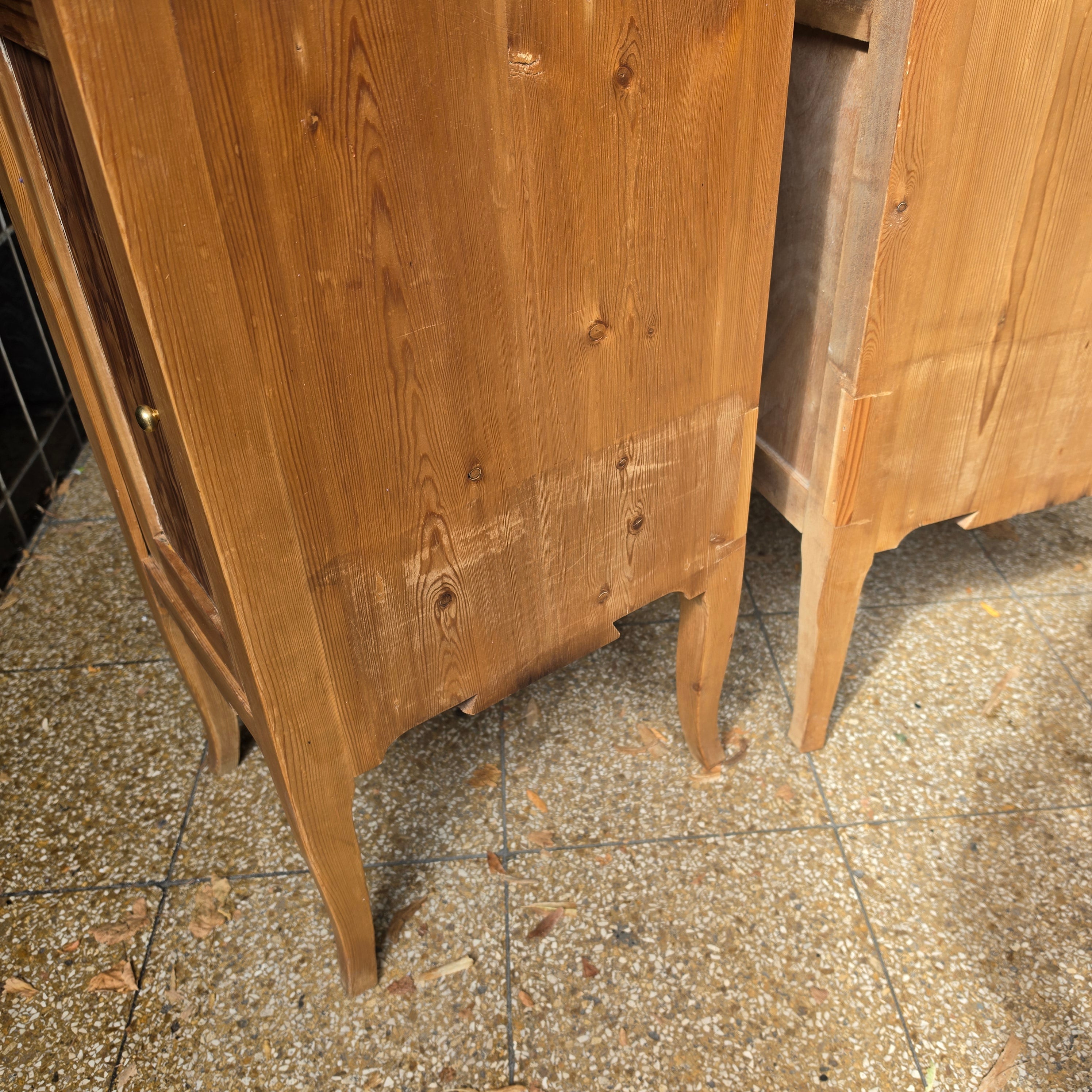 2x Biedermeier Nachtschränkchen – Massivholz mit Messingknopf