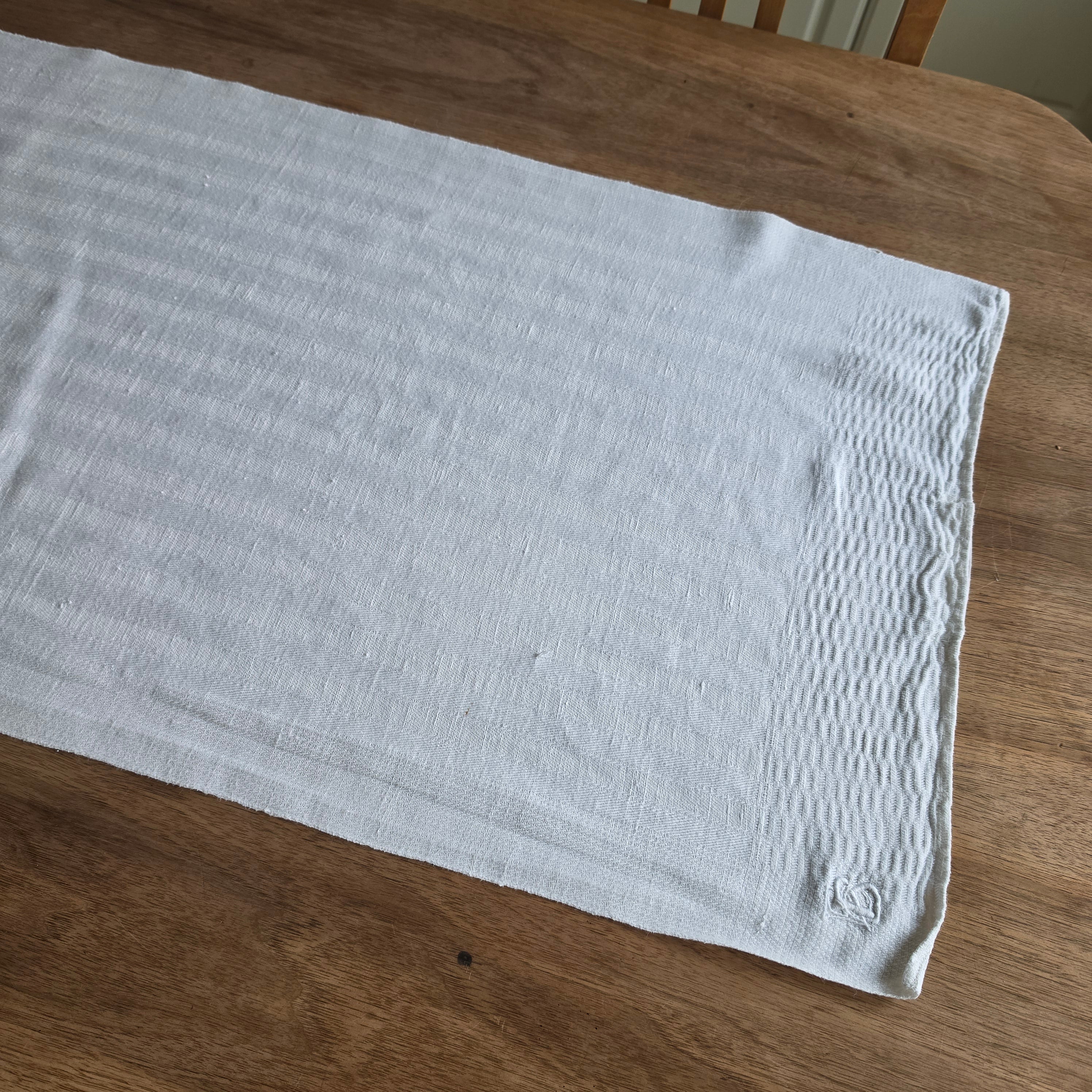 Edles Vintage Leinentuch mit Monogramm-Stickerei „B“ & Waffelstruktur-Bordüre - 46x97cm