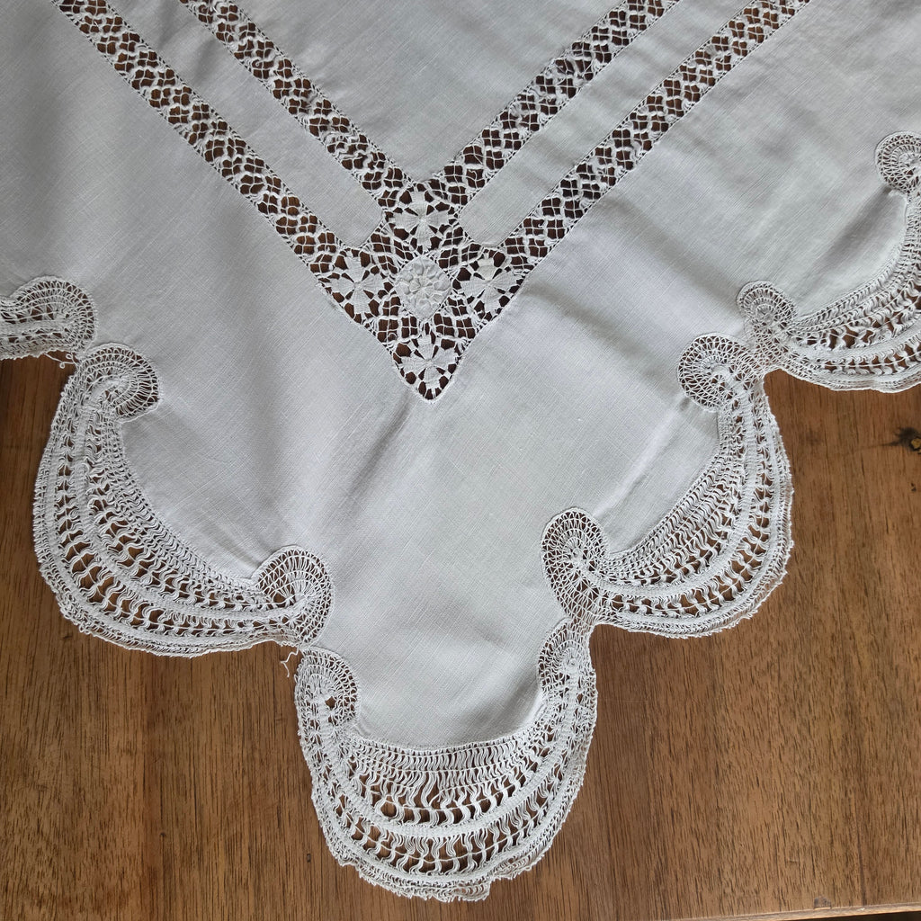 Antike Baumwoll-Tischdecke mit opulenten Spitzenbögen & Durchbruchsarbeit - um 1900 - 83x83cm