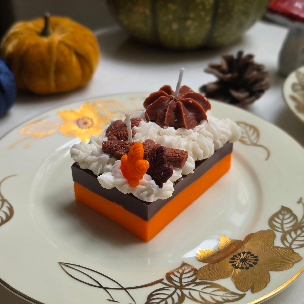 Handgemachte Sojawachs-Kerze „Cozy Wood Pie Slice“ - Herbstliche Dessert-Kerze