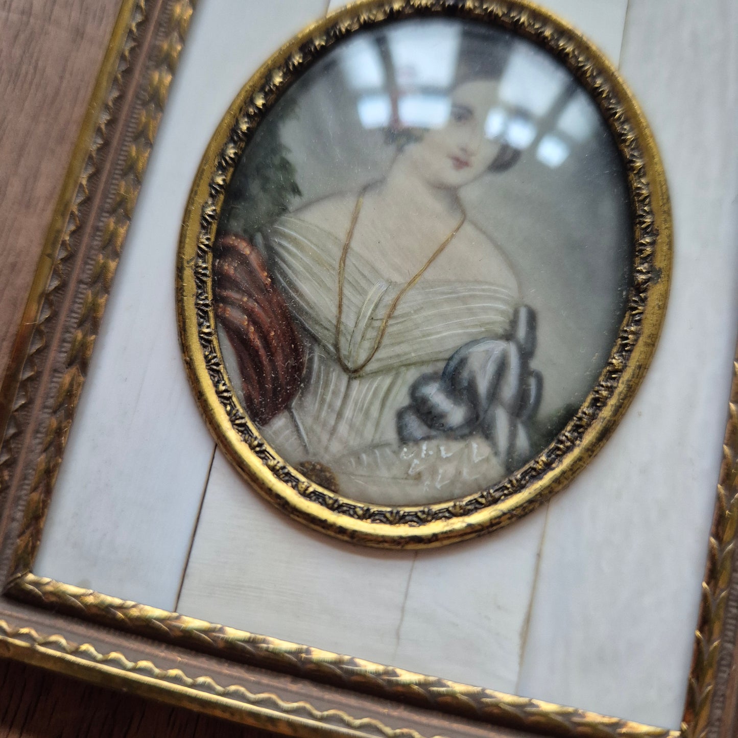 Antike viktorianische Miniaturmalerei / Lupenmalerei Porträt auf Bein / Porzellan Messing gerahmt