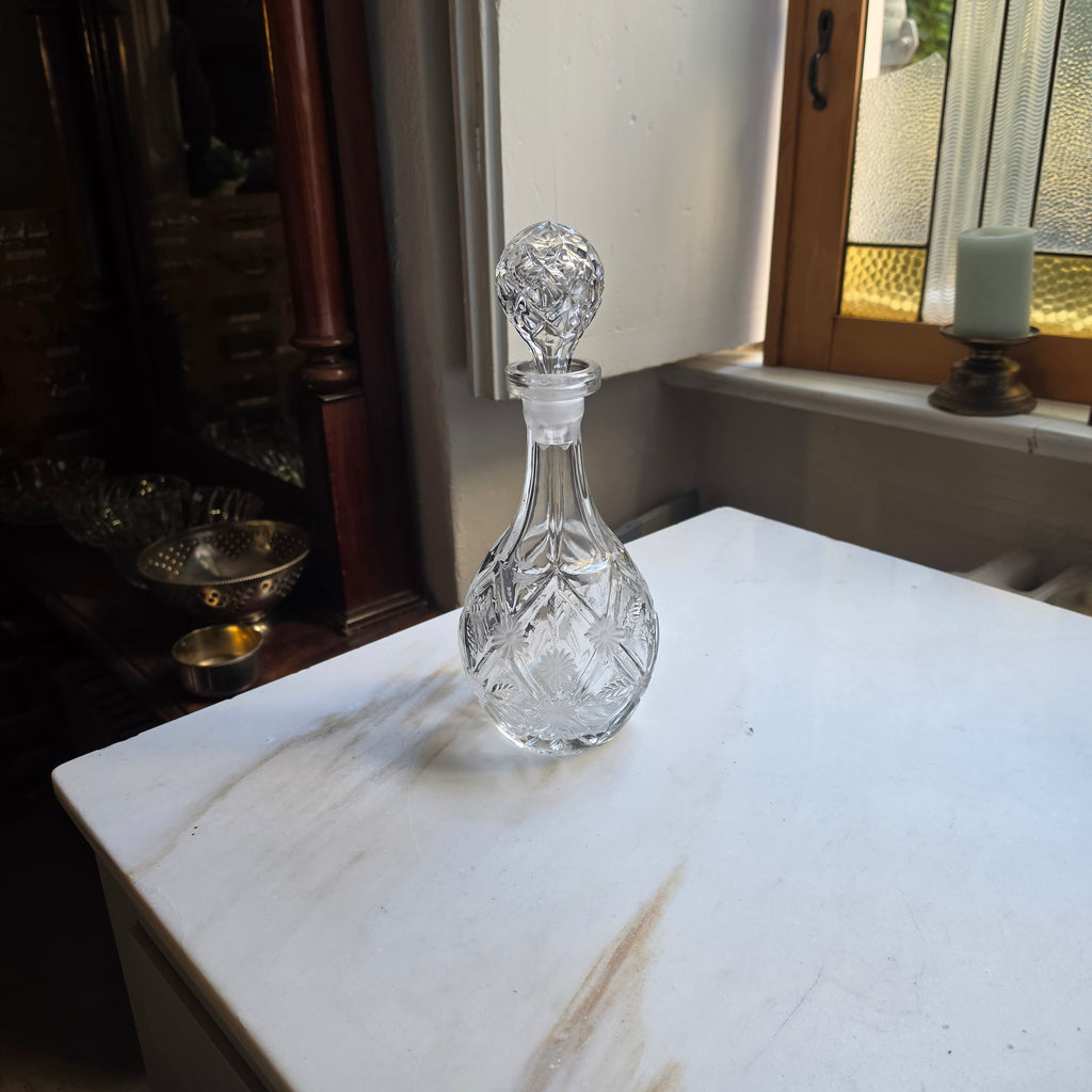 Edle Vintage Kristallkaraffe mit Schliffmuster – Elegant geschnittene Glaskaraffe mit Passstopfen