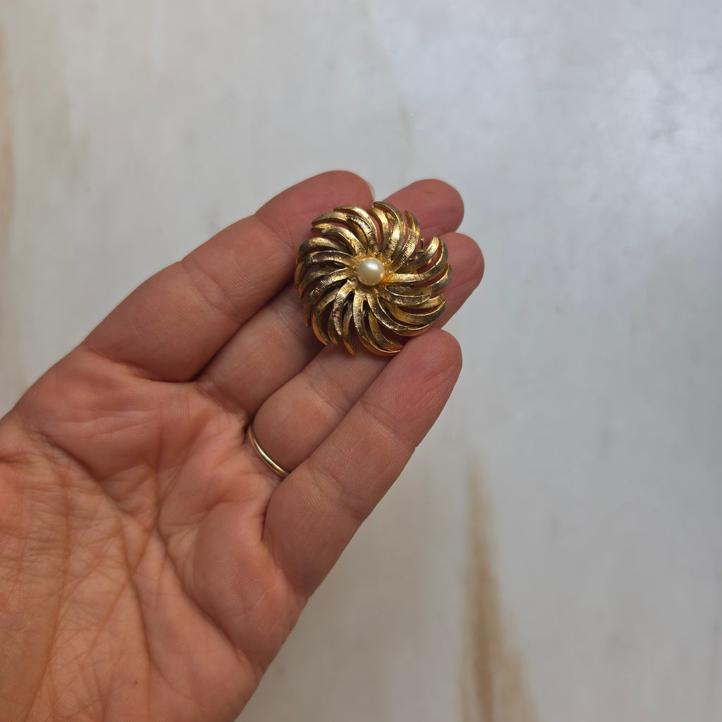 Vintage-Eleganz: Goldene Perlen-Brosche im Wirbel-Design 60er Jahre