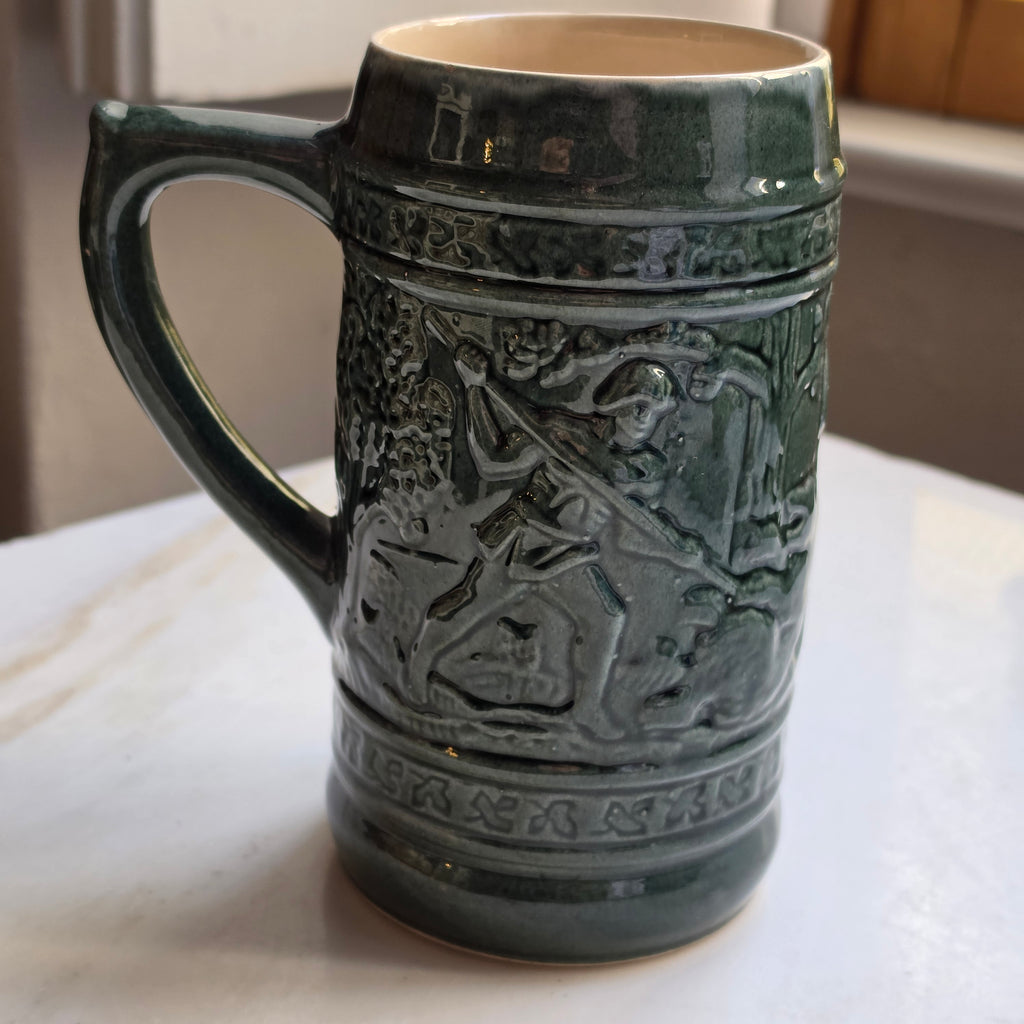 Rustikaler Vintage-Bierkrug aus Keramik – Dunkelgrün mit Relief-Jagdmotiv