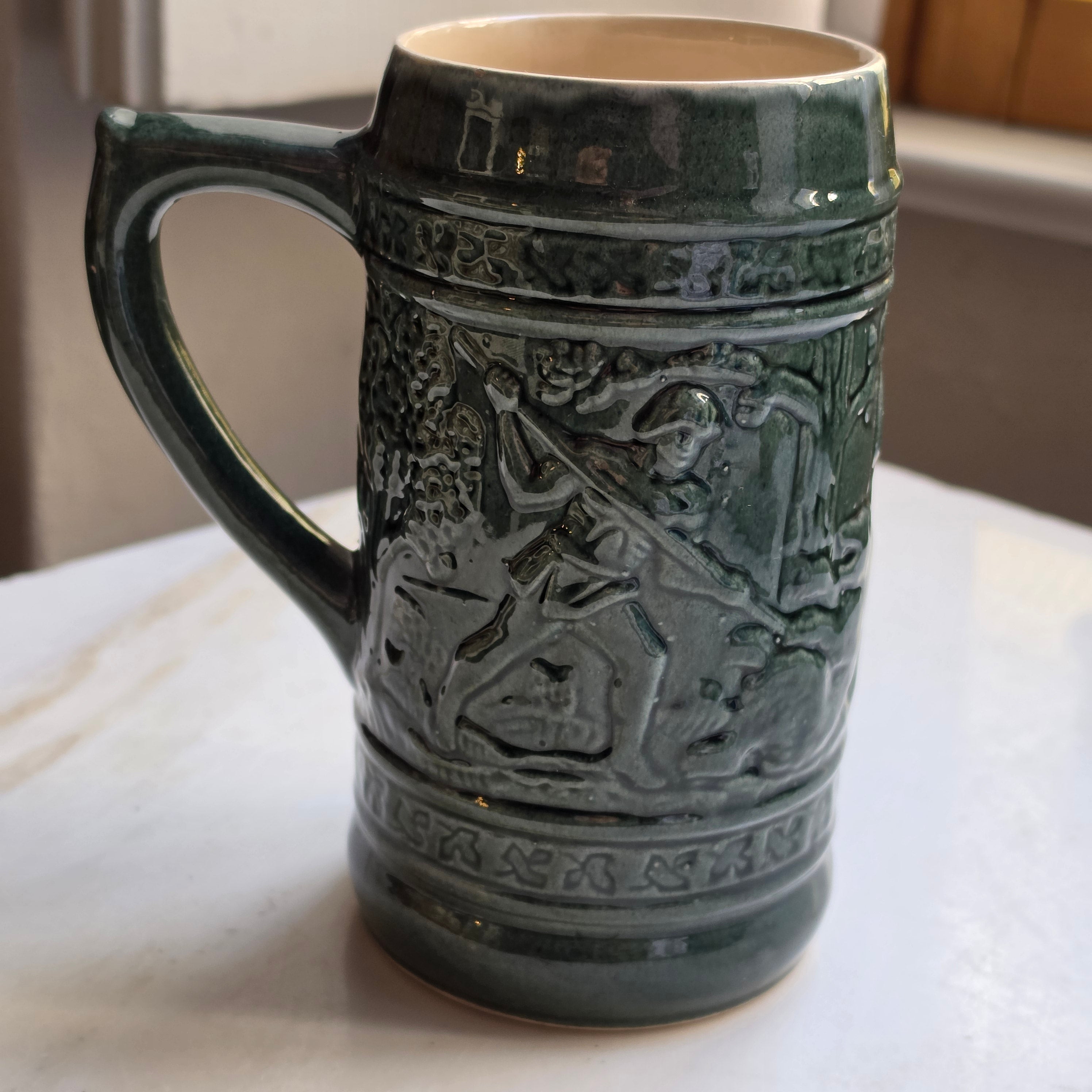 Rustikaler Vintage-Bierkrug aus Keramik – Dunkelgrün mit Relief-Jagdmotiv