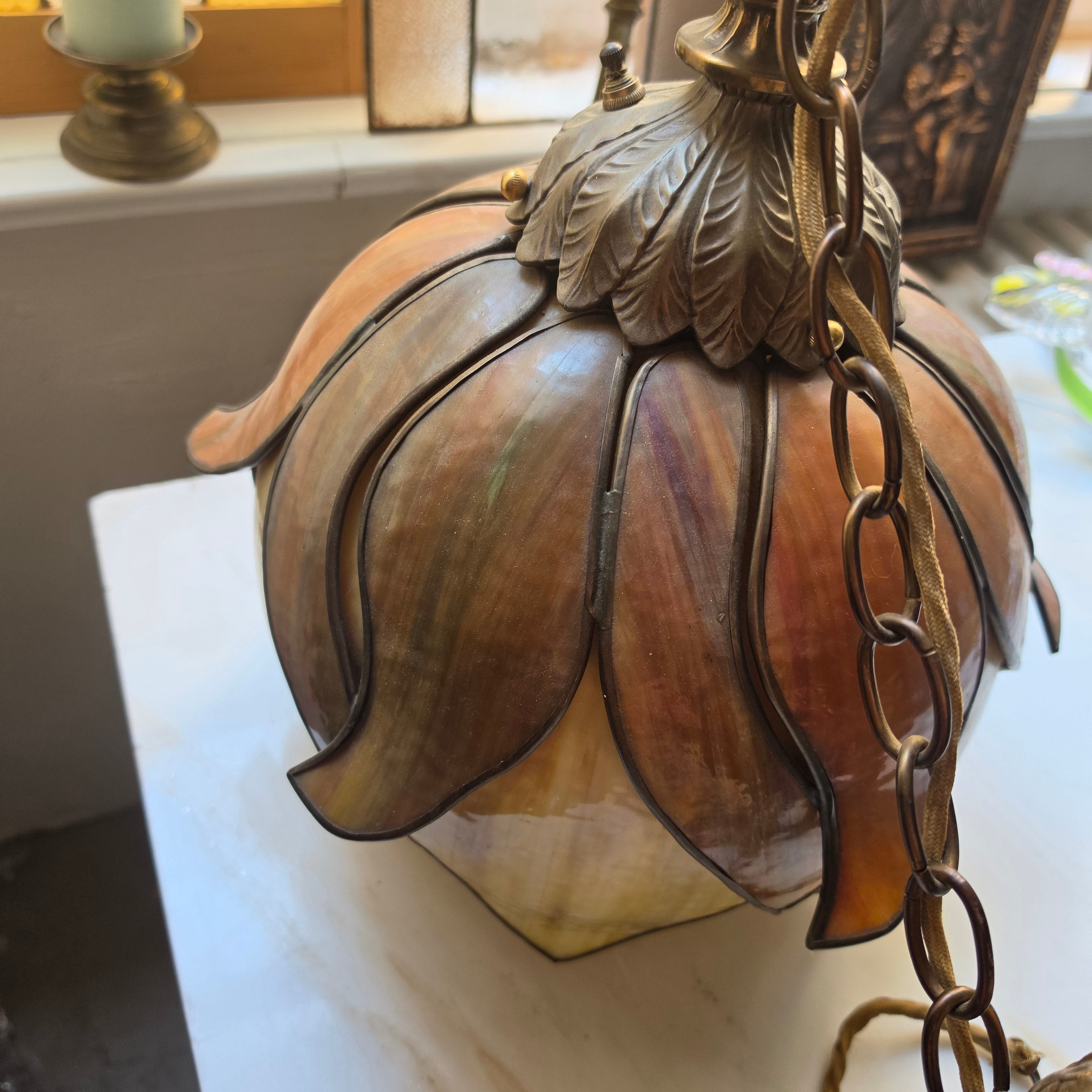 Vintage Tiffany-Stil Hängelampe Lotusblüte / Art Déco Pendelleuchte aus Buntglas & Messing