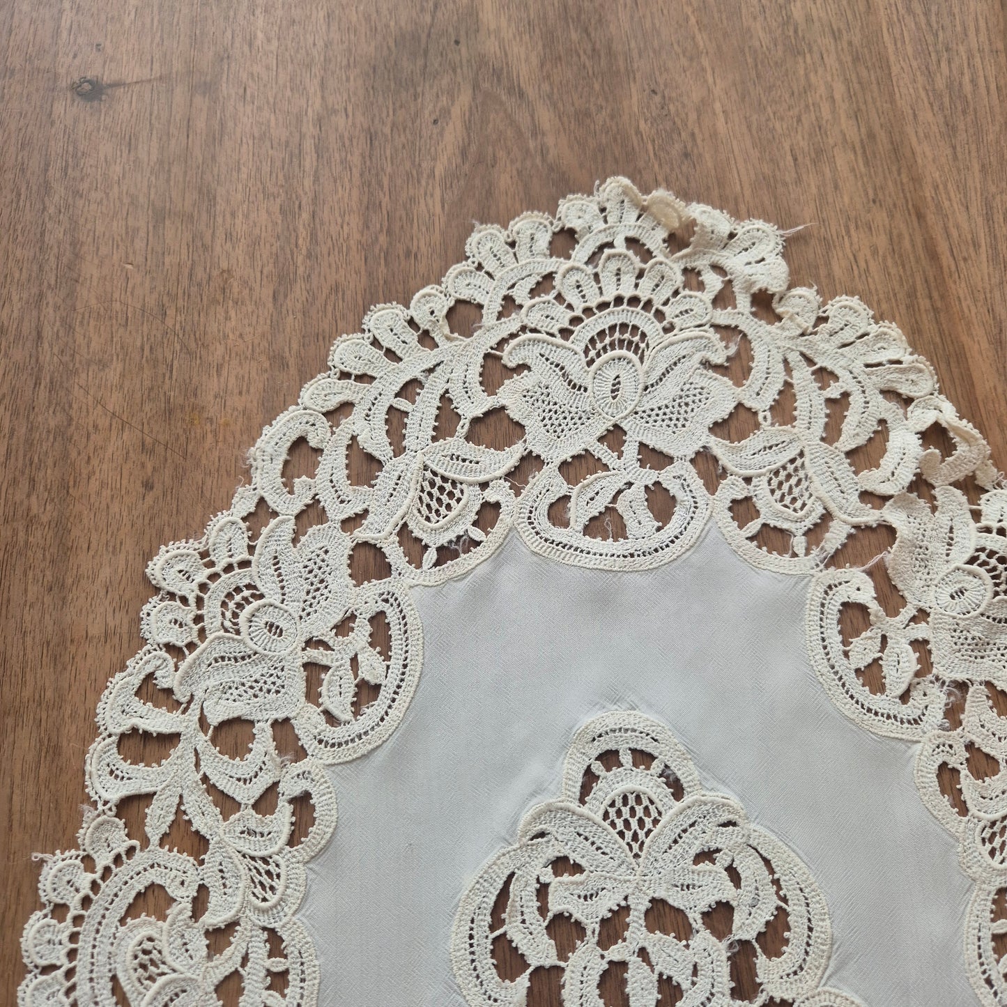 Antikes viktorianisches Zierdeckchen creme gehäkelt geklöppelt 42x80cm oval