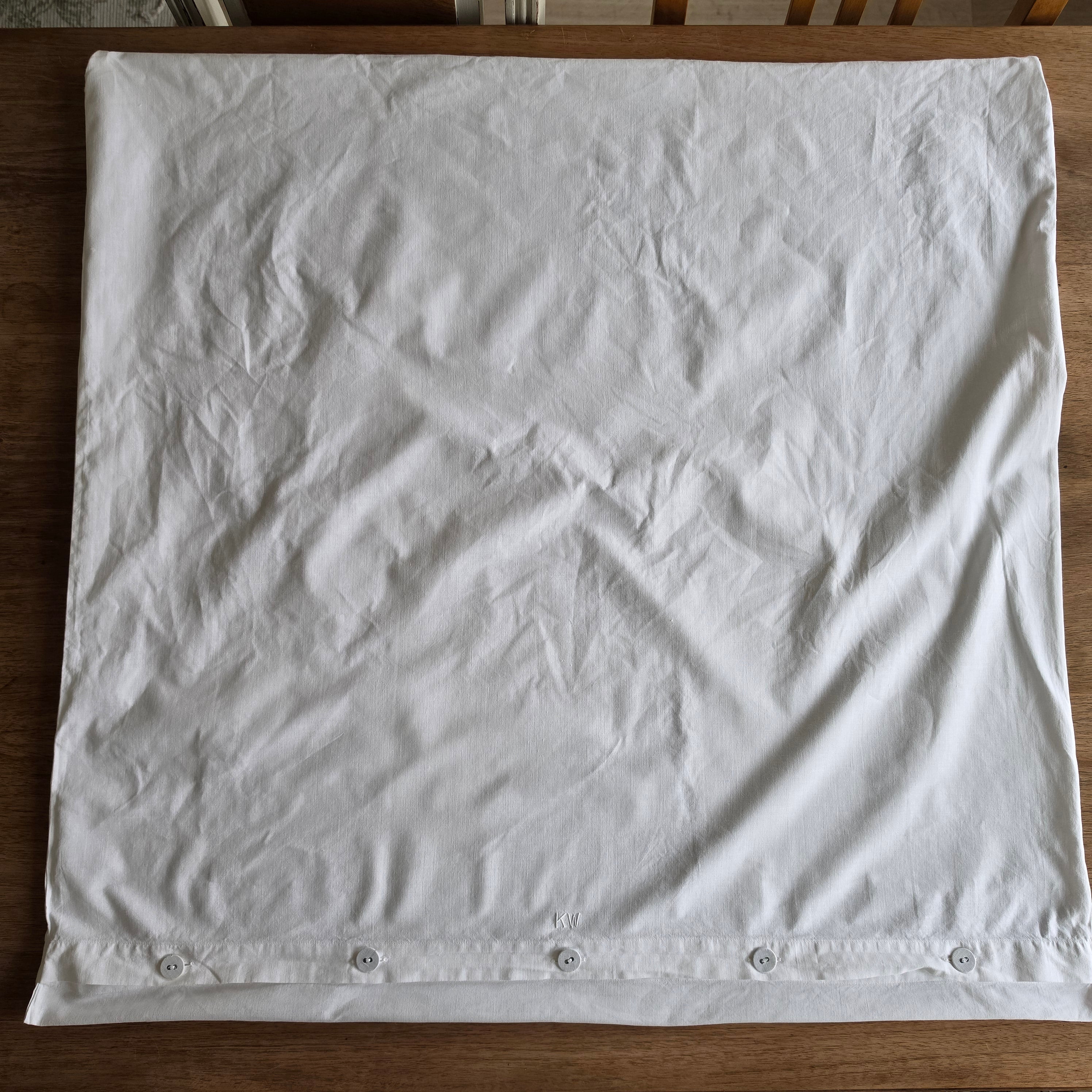 Klassischer Vintage Kissenbezug aus Leinen / Baumwolle mit Monogramm „KW“ & Stoffknöpfen - 80x75cm