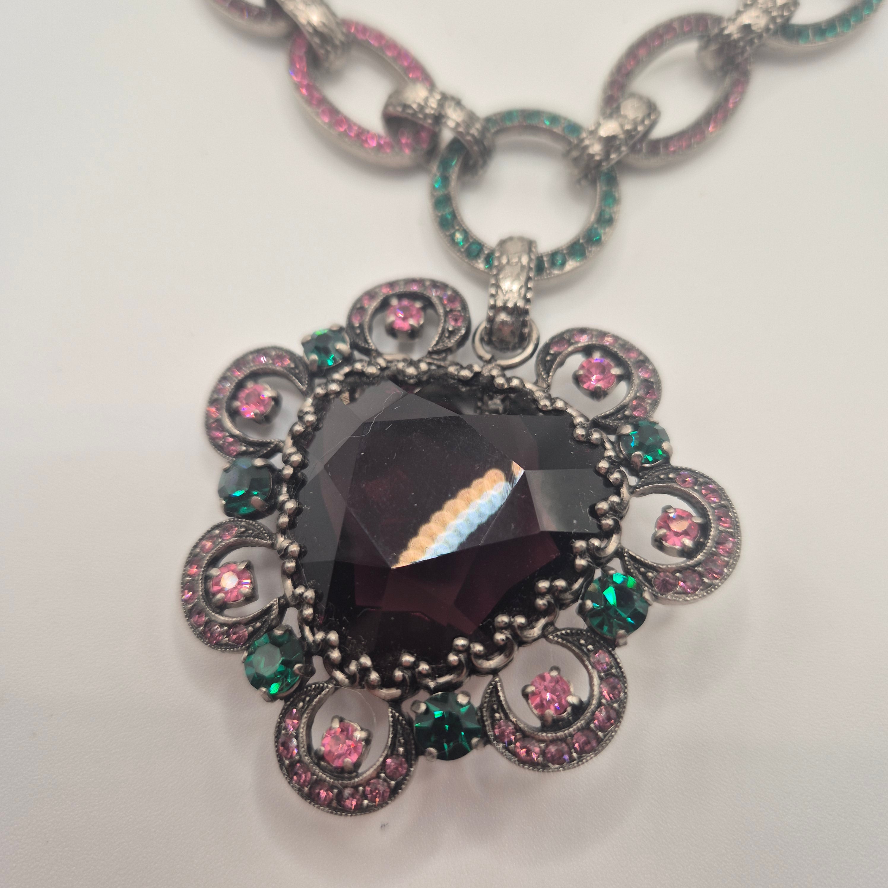 Extravagante Vintage-Halskette im Barock-Stil – Statement-Piece mit dunklem Glas Amethyst & bunten Akzenten