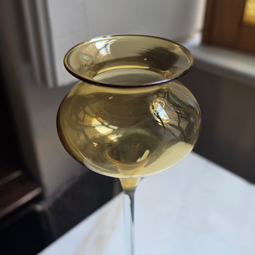 Elegantes Vintage Glas-Kelchglas mit langem Stiel – Bernsteingelb / Amber