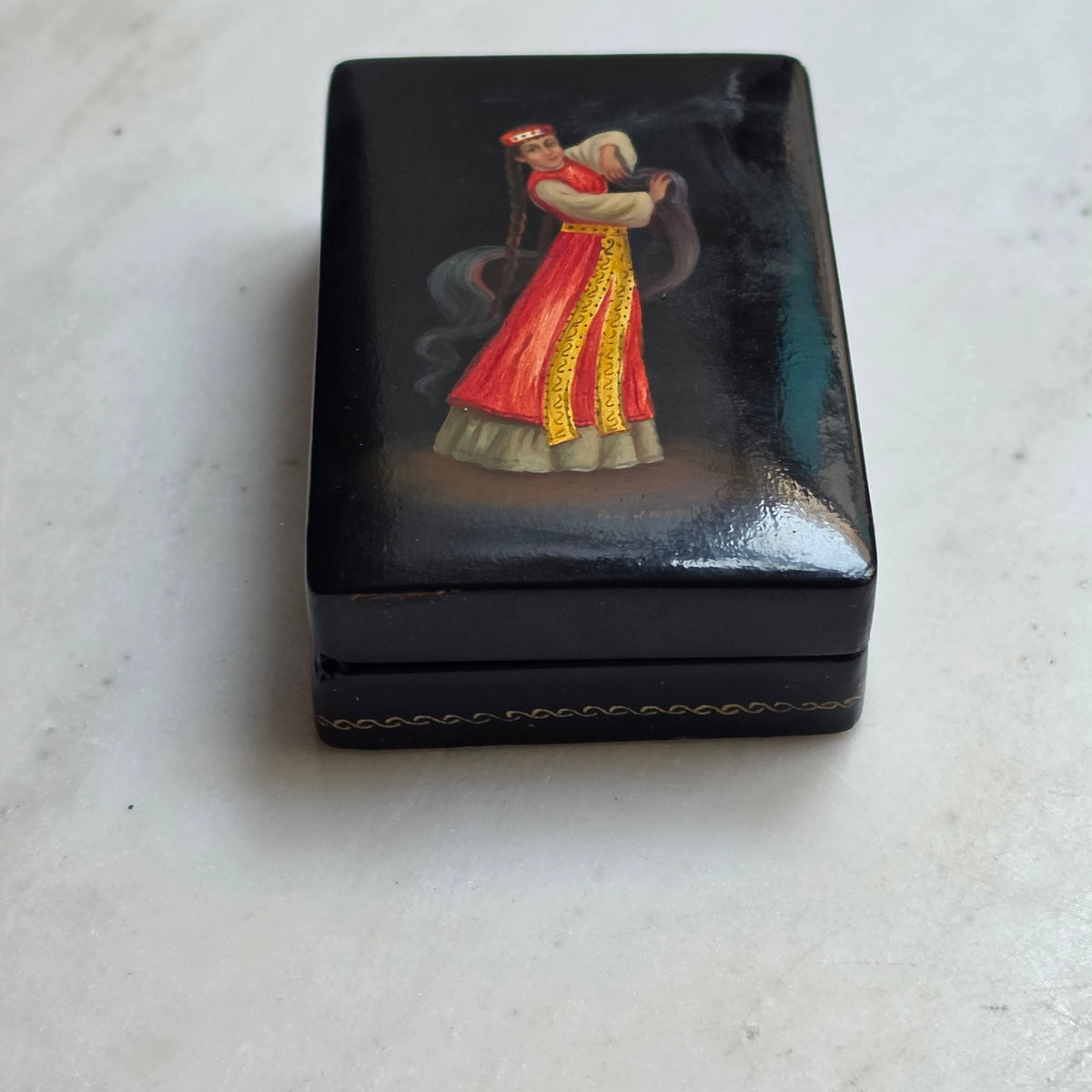 Handbemalte Russische Lackdose - Schmuckschatulle mit Palekh- Fedoskino Motiven – Traditionelle Miniaturmalerei