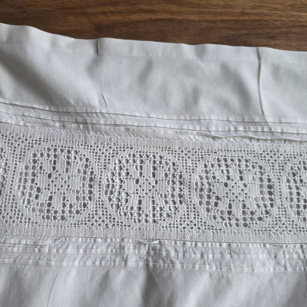 Baumwolle Upcycling-Potenzial pur: Shabby Chic Kissenhülle mit Häkelspitze - 65x75cm