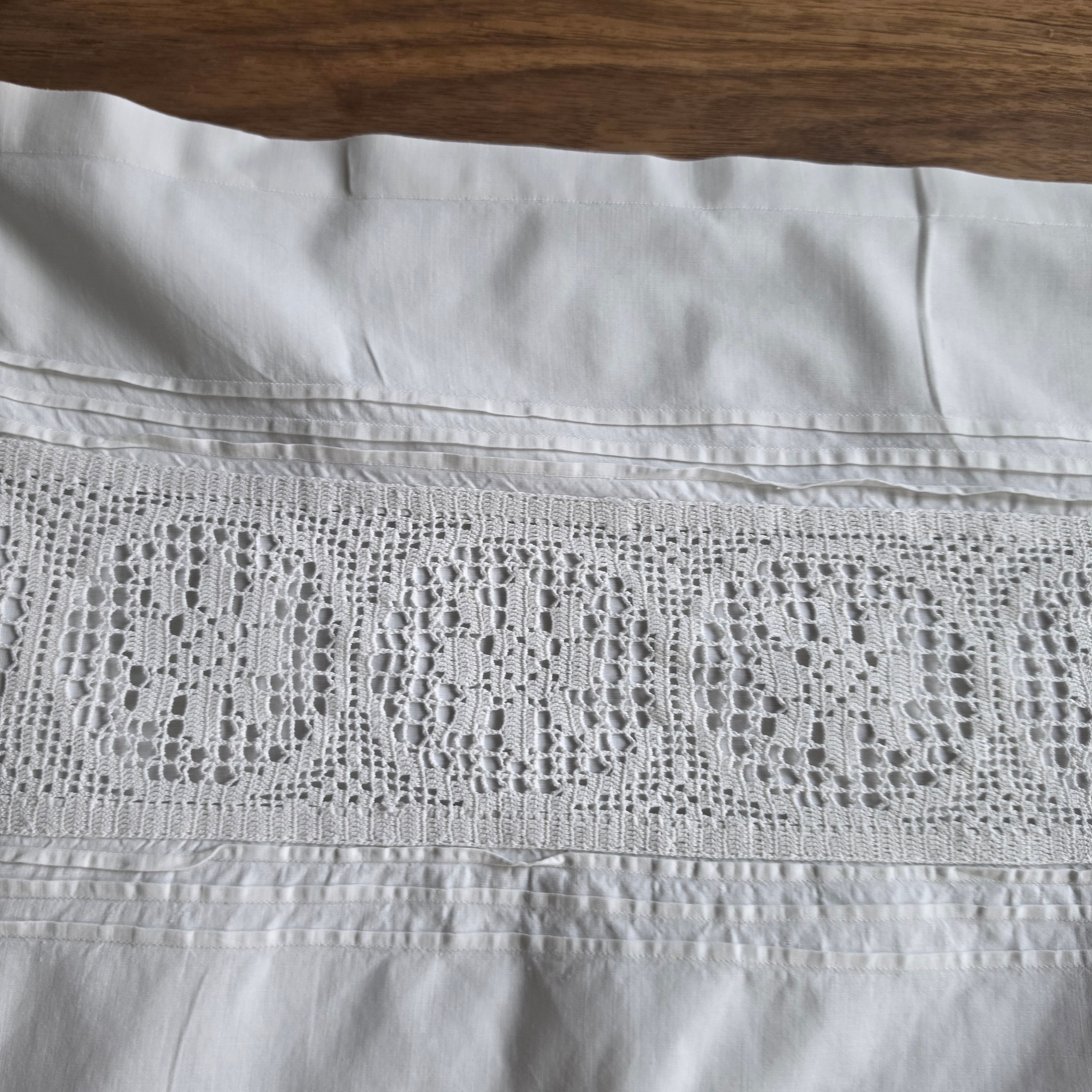 Baumwolle Upcycling-Potenzial pur: Shabby Chic Kissenhülle mit Häkelspitze - 65x75cm