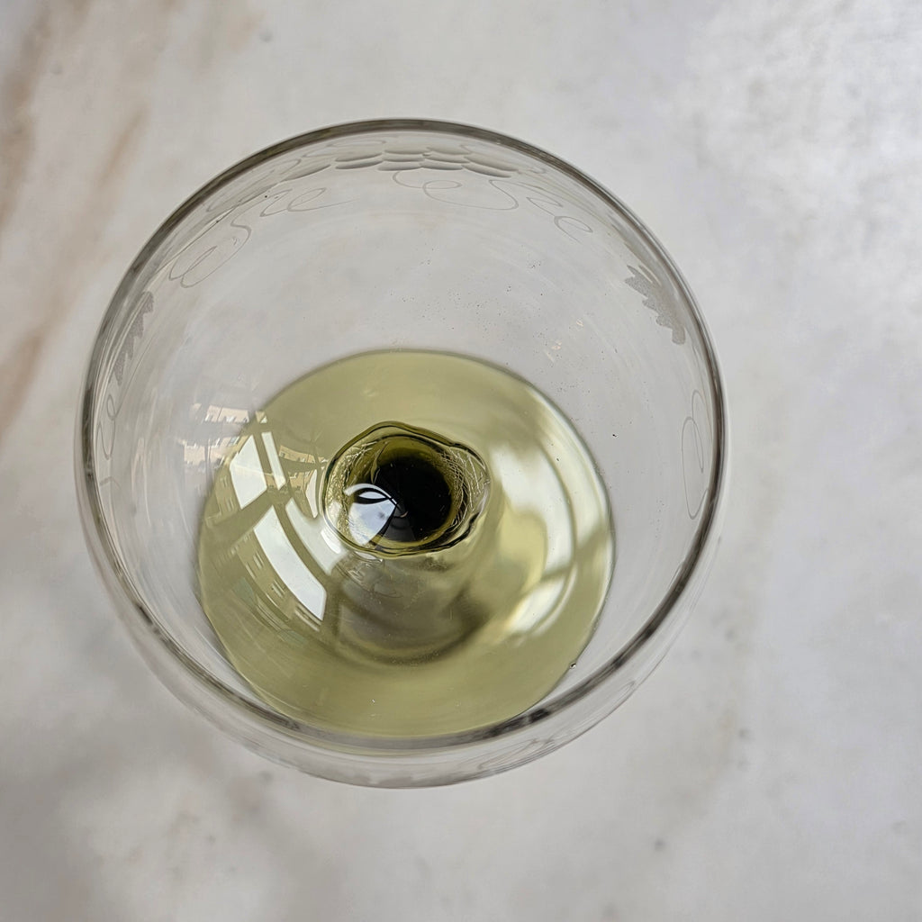 Vintage Römer Weinglas mit Gravur – Olivegrüner Stiel & Weinlaub-Schliff