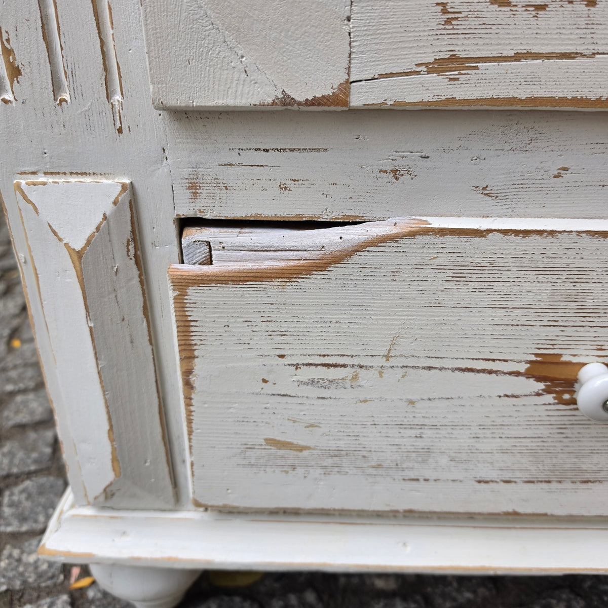 Abgeschliffener Jugendstil Holz Schrank Kleiderschrank AntikAntiker Holzschrank im Vintage Shabby-Chic Stil – Weiß patina