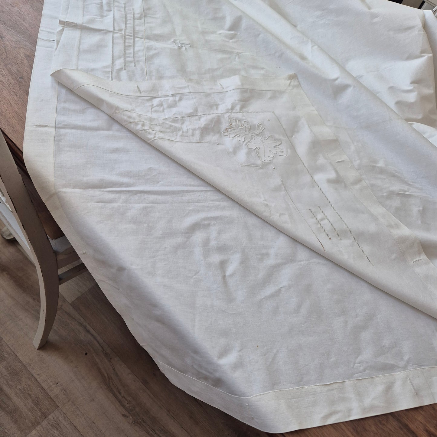 Antikes Laken Überwurf mit Knopfleiste Laubmuster mit sichtbaren Stockflecken 150x255cm Monogram L.S.
