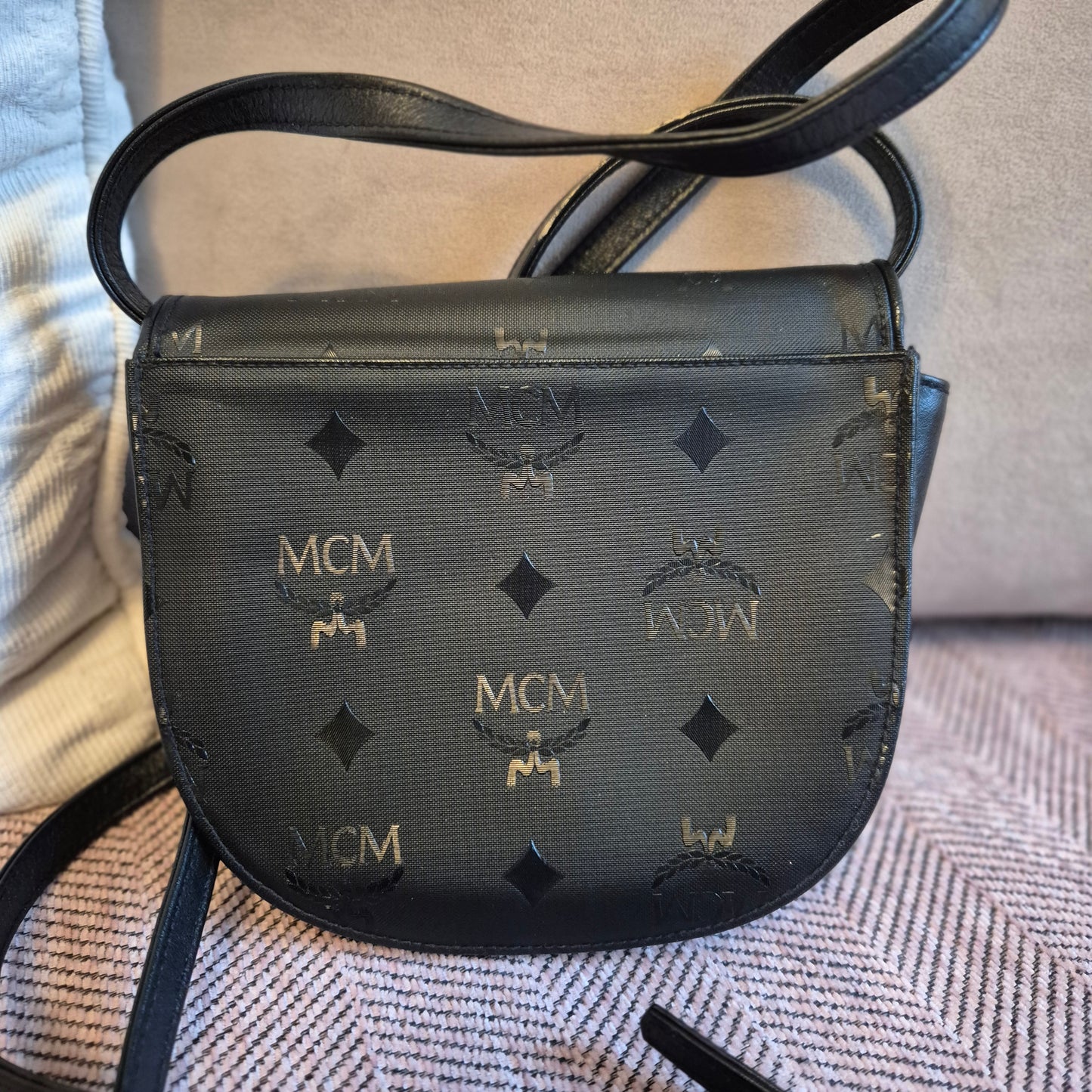 Vintage 90er Jahre MCM Umhängetasche mit Schleife – Klassisches Visetos-Design in Schwarz