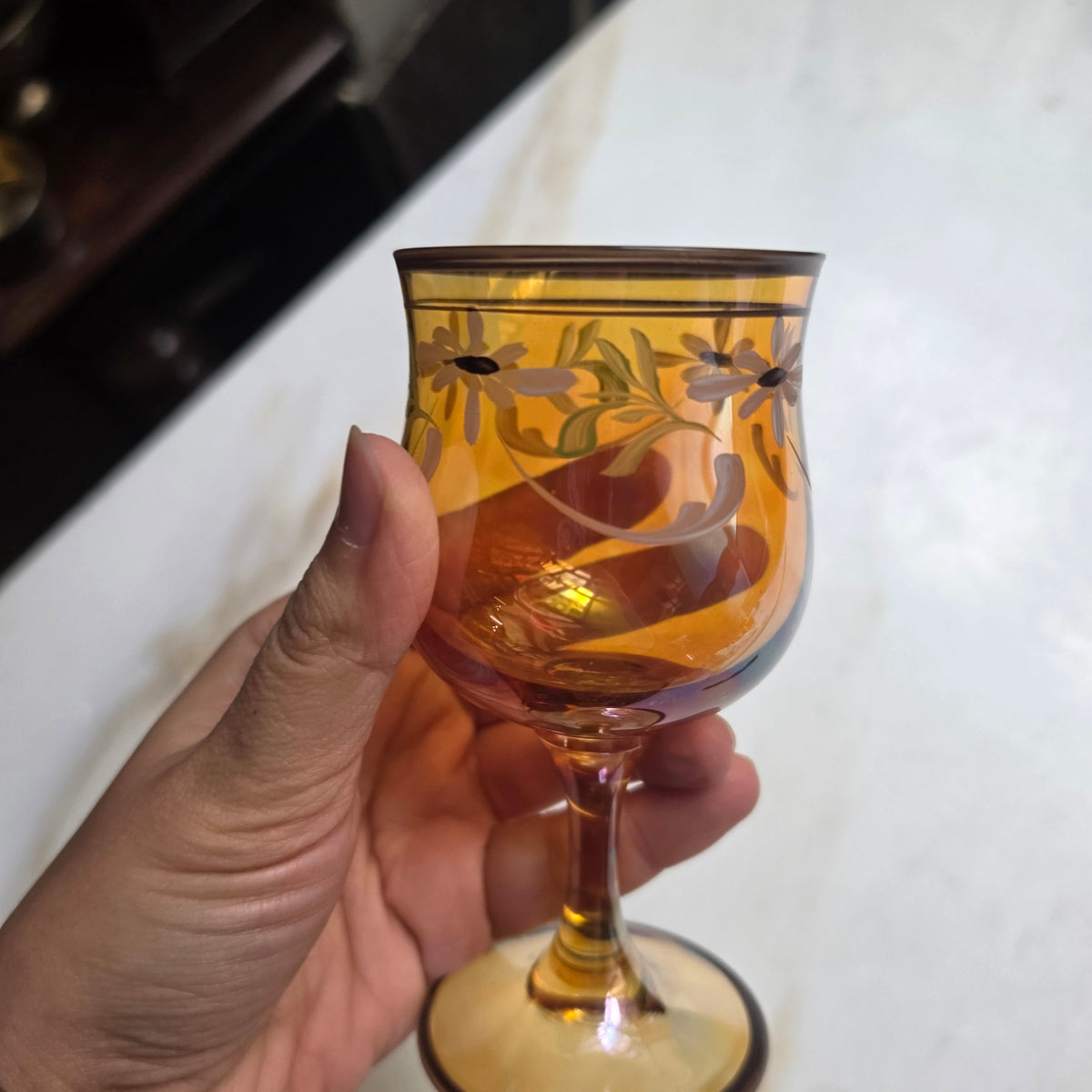Vintage Likörglas - Likörkelch aus Bernstein-Glas – Handbemalt mit Blumenmotiv & Irisierendem Glanz