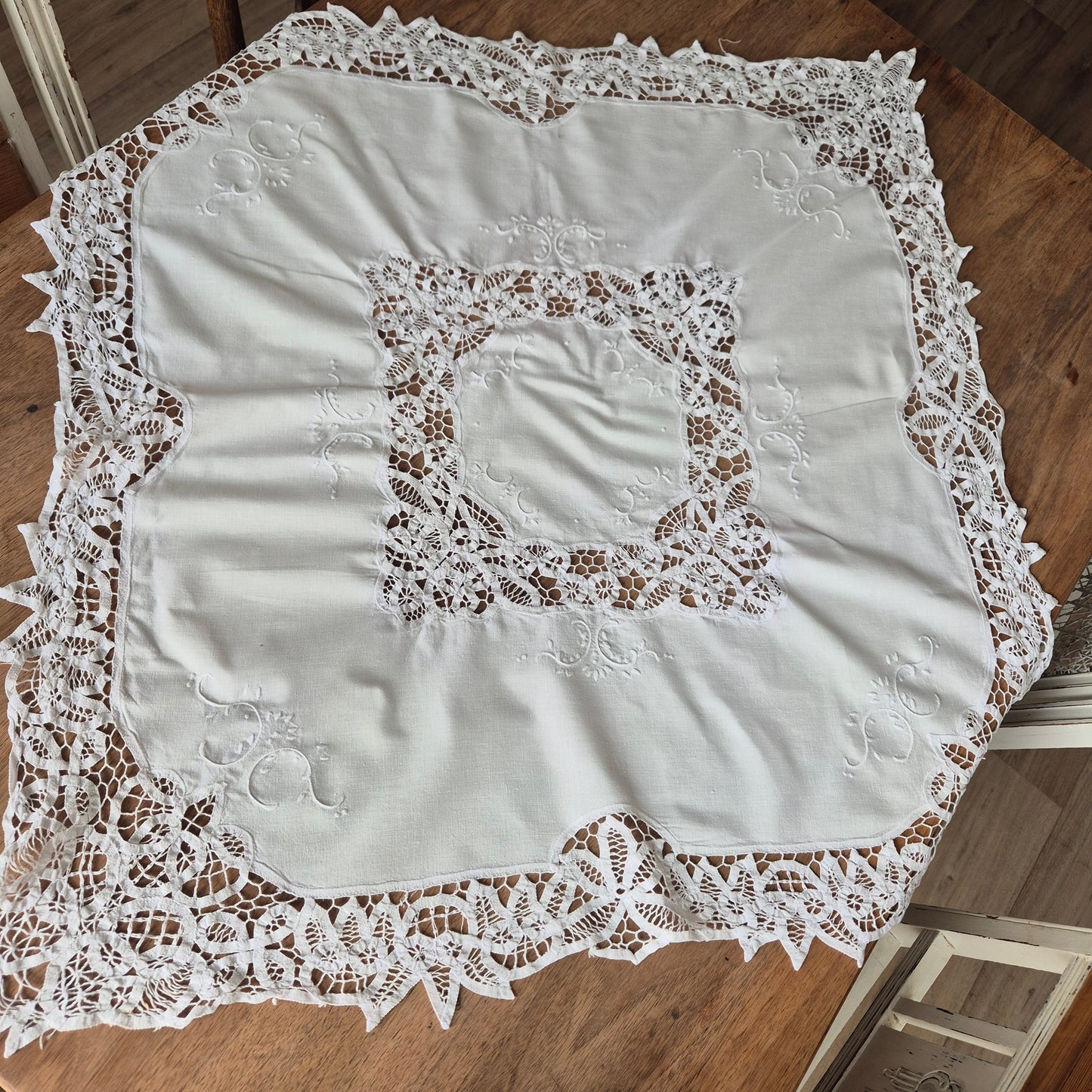 Antike viktorianische Spitzen Tischdecke gehäkelt geklöppelt weiß 85x85cm (Stockflecken Rückseite)